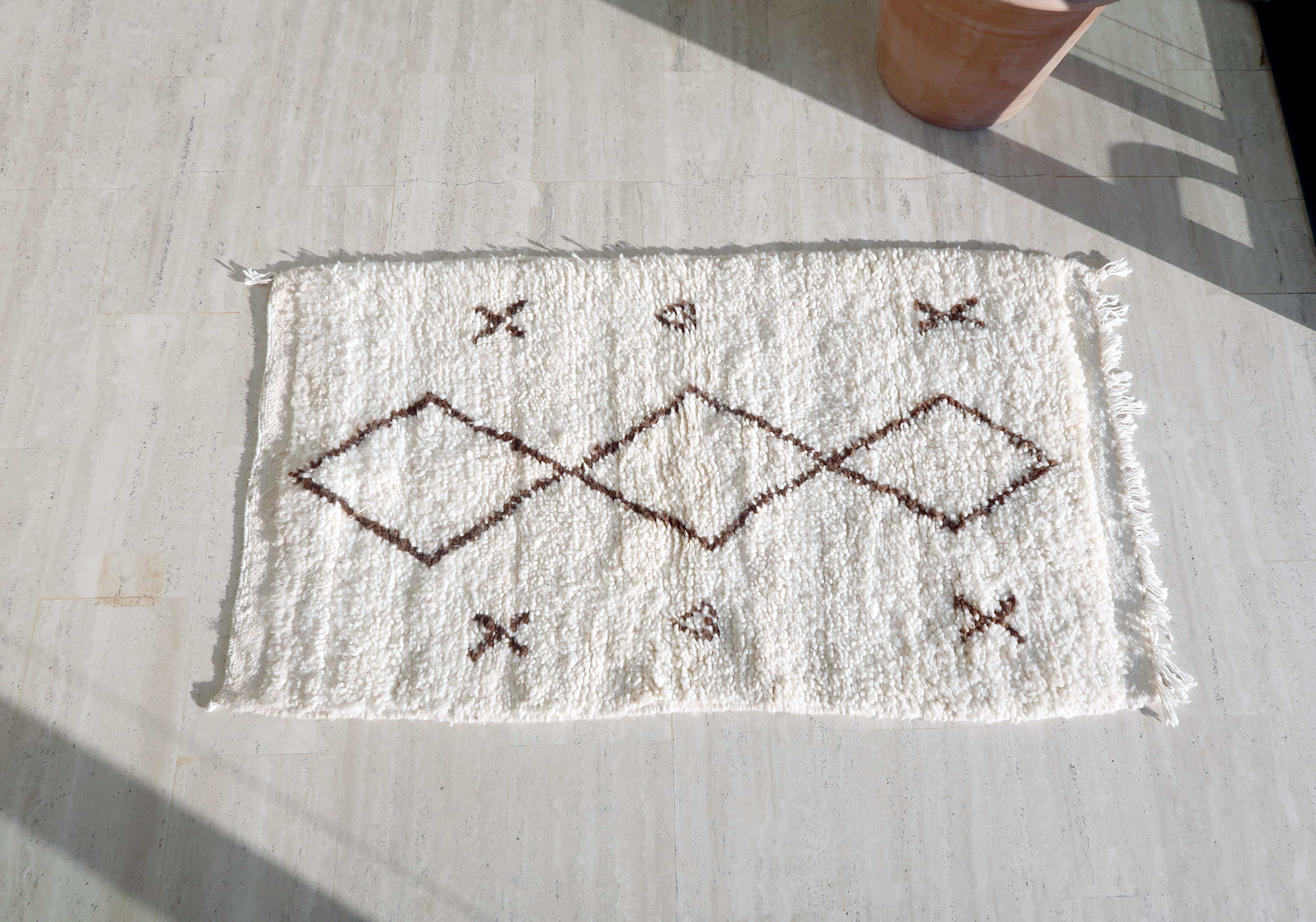 Brown and white Berber Béni Ouarain rug with diamonds in wool