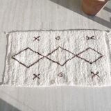 Brown and white Berber Béni Ouarain rug with diamonds in wool