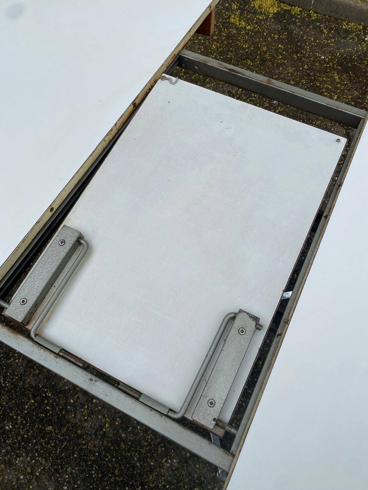 White dining table with a central tulip base, extendable to 100cm.