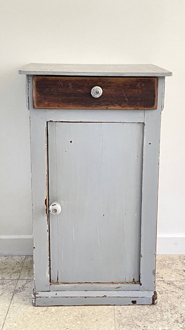 Meuble chevet ancien en bois gris patiné