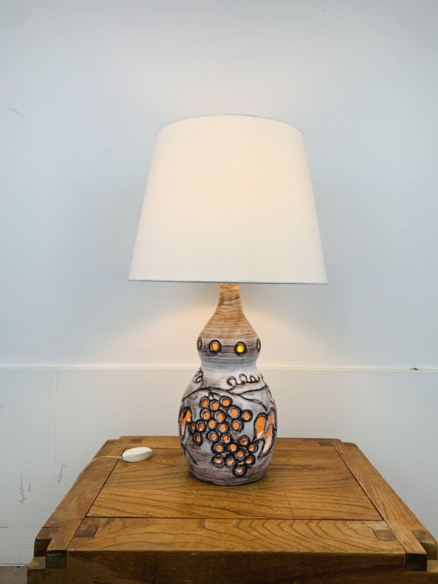Lampe céramique ajourée, feuilles de vignes, années 60