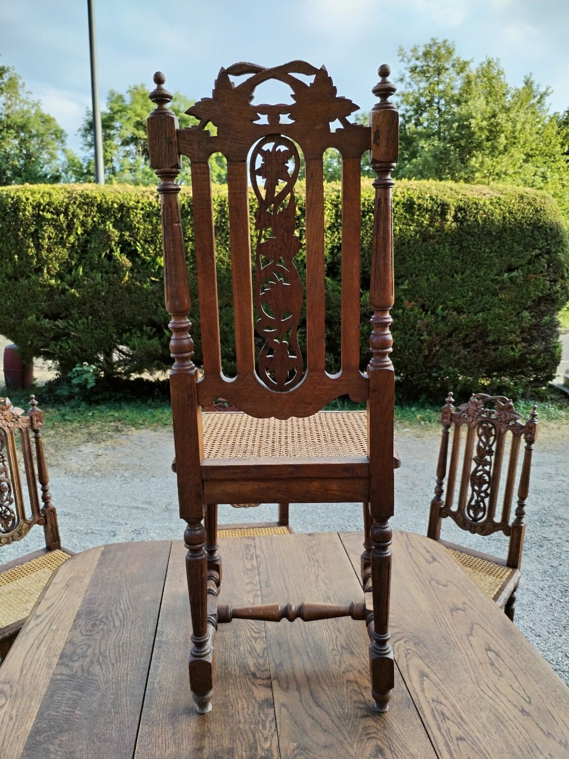 Table en bois massif de hêtre avec 5 chaises bois et cannage .