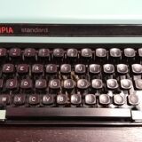 Machine à écrire Olympia Standard bleue pastel vintage