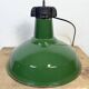 Lampe à suspension industrielle en émail vert, années 1960