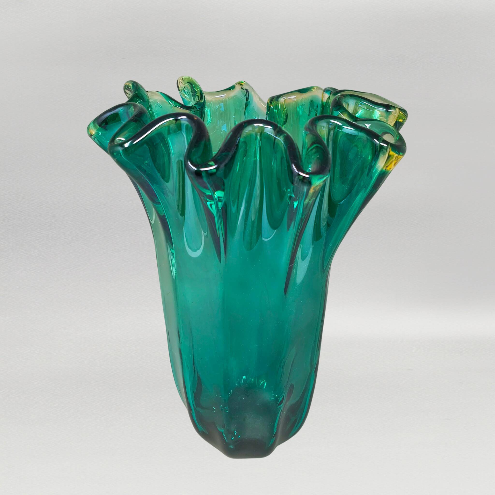 1970s Astonishing Emerald Green "Fazzoletto" Vase by Michielotto in Murano Glass. Made in Italy