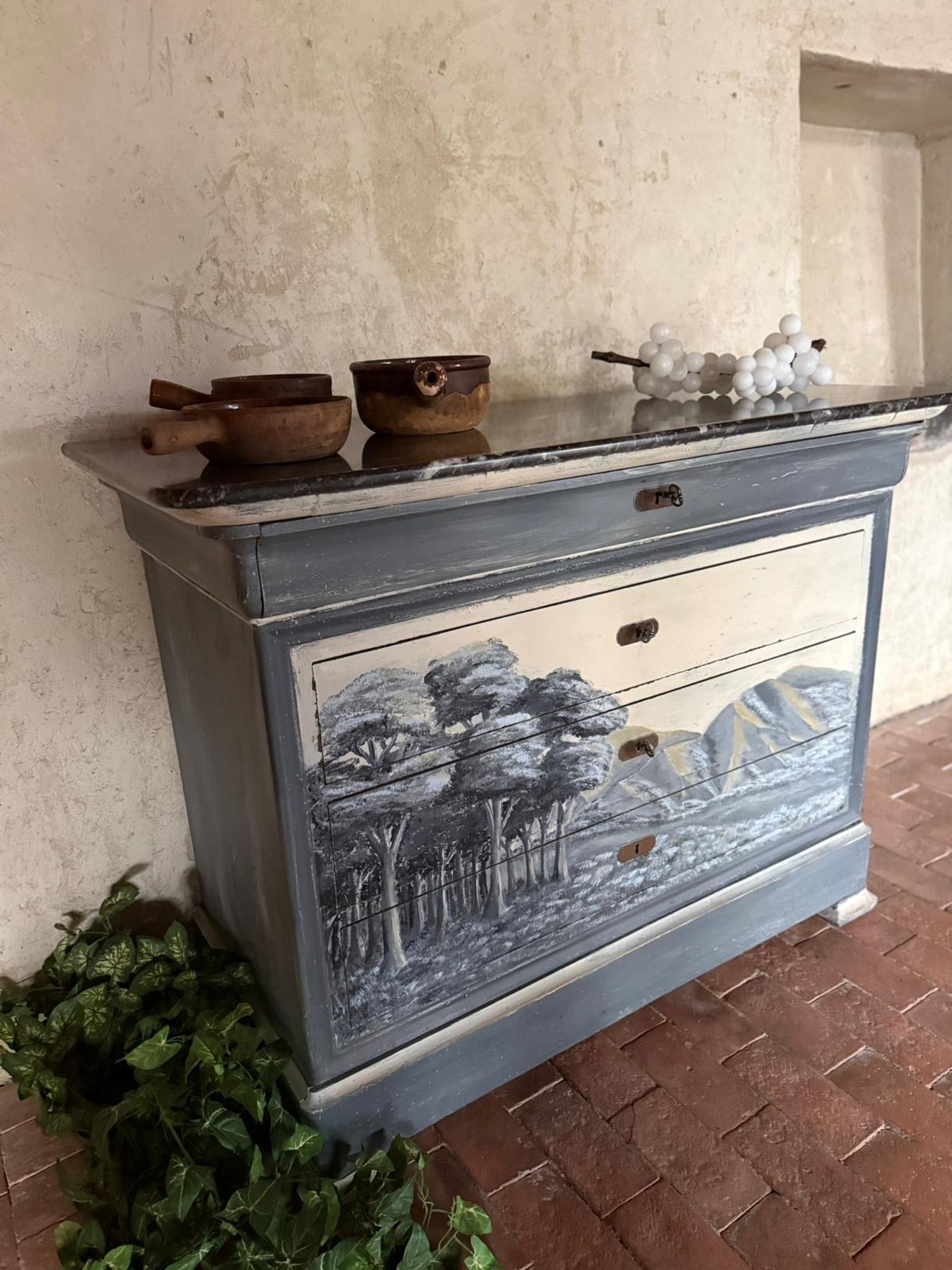Commode Louis Philippe datant du 19e siècle avec marbre, peinture et patine