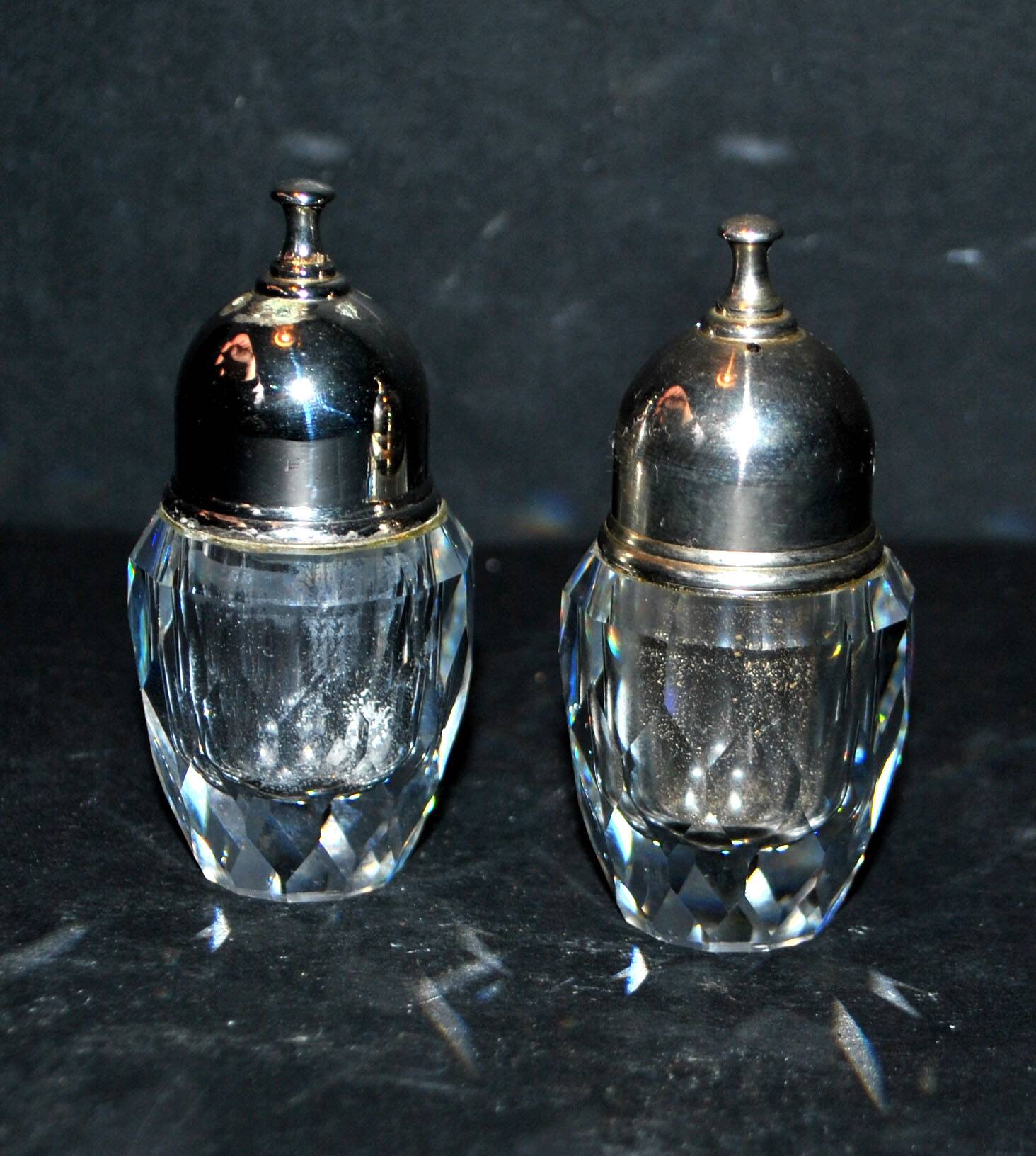 Lot of 2 salt shakers in cut crystal from SWAROVSKI Salt Pepper vintage signed