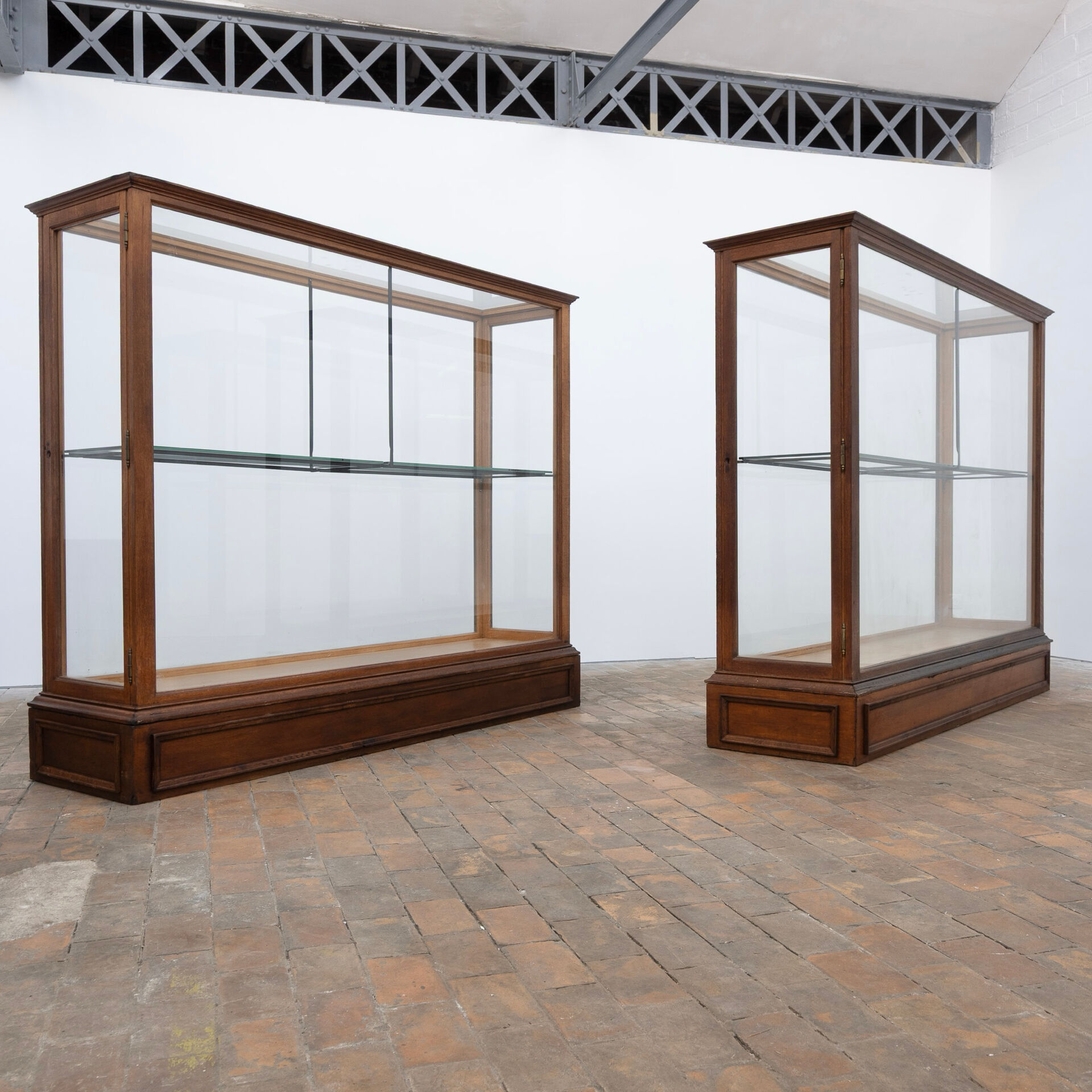 Central museum display cases in oak – Early 20th century