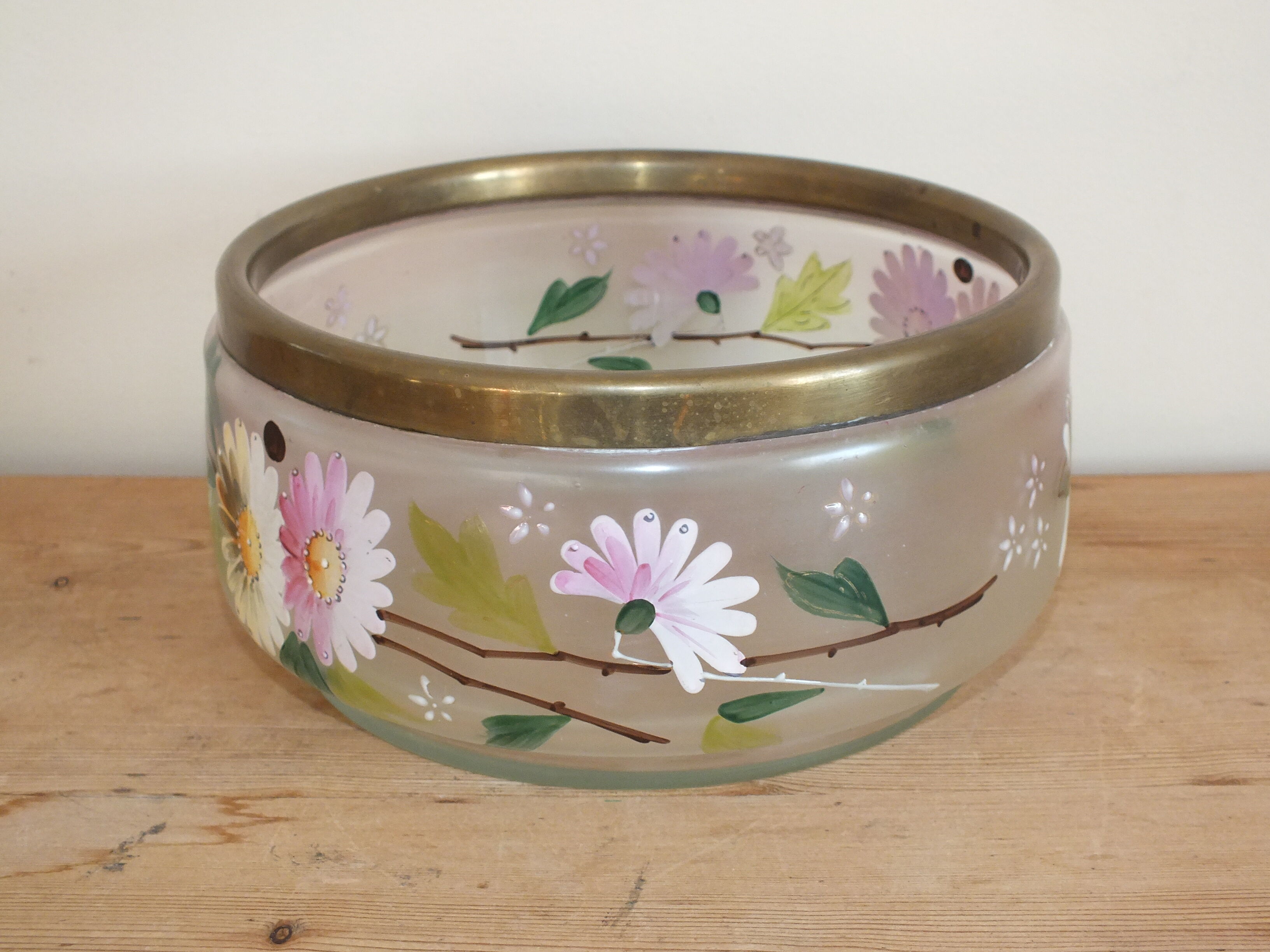 Saladier ancien en verre émaillé et cerclage laiton