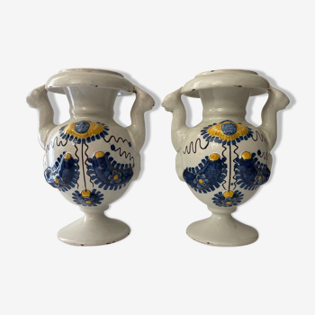 Paire de vases en faïence décor floral personnage anonyme XVIII e, Italie Savone