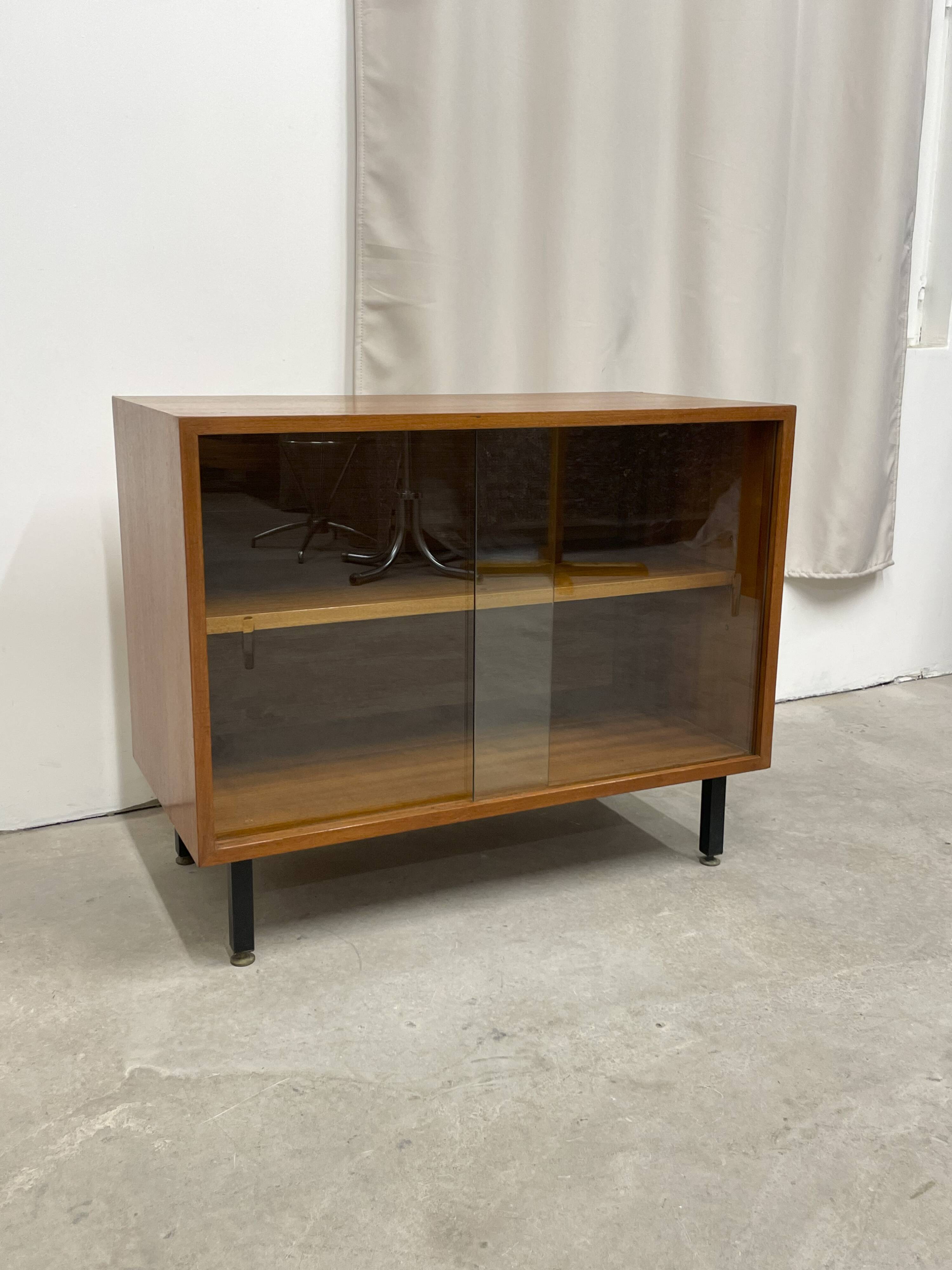 Petit buffet en bois et portes en verre