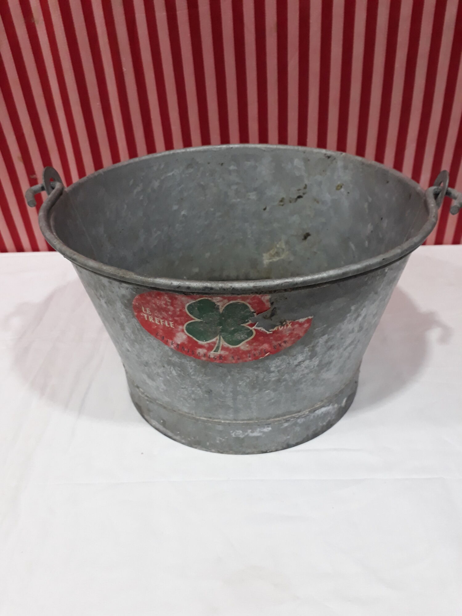Ancien seau en acier galvanisé "le Trèfle"