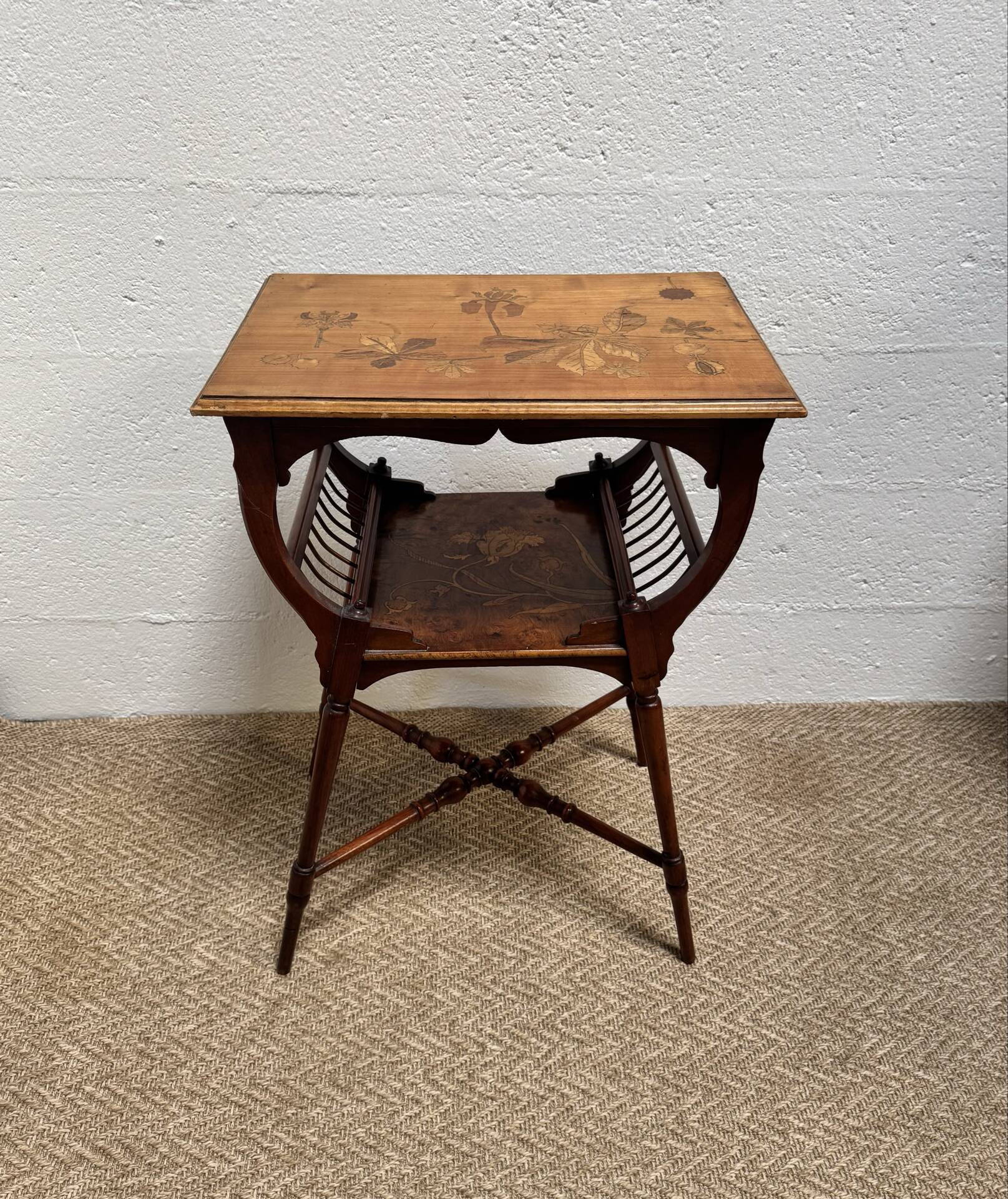 Table d’appoint / Lecture Style Esthétique Victorien, marqueterie 1880