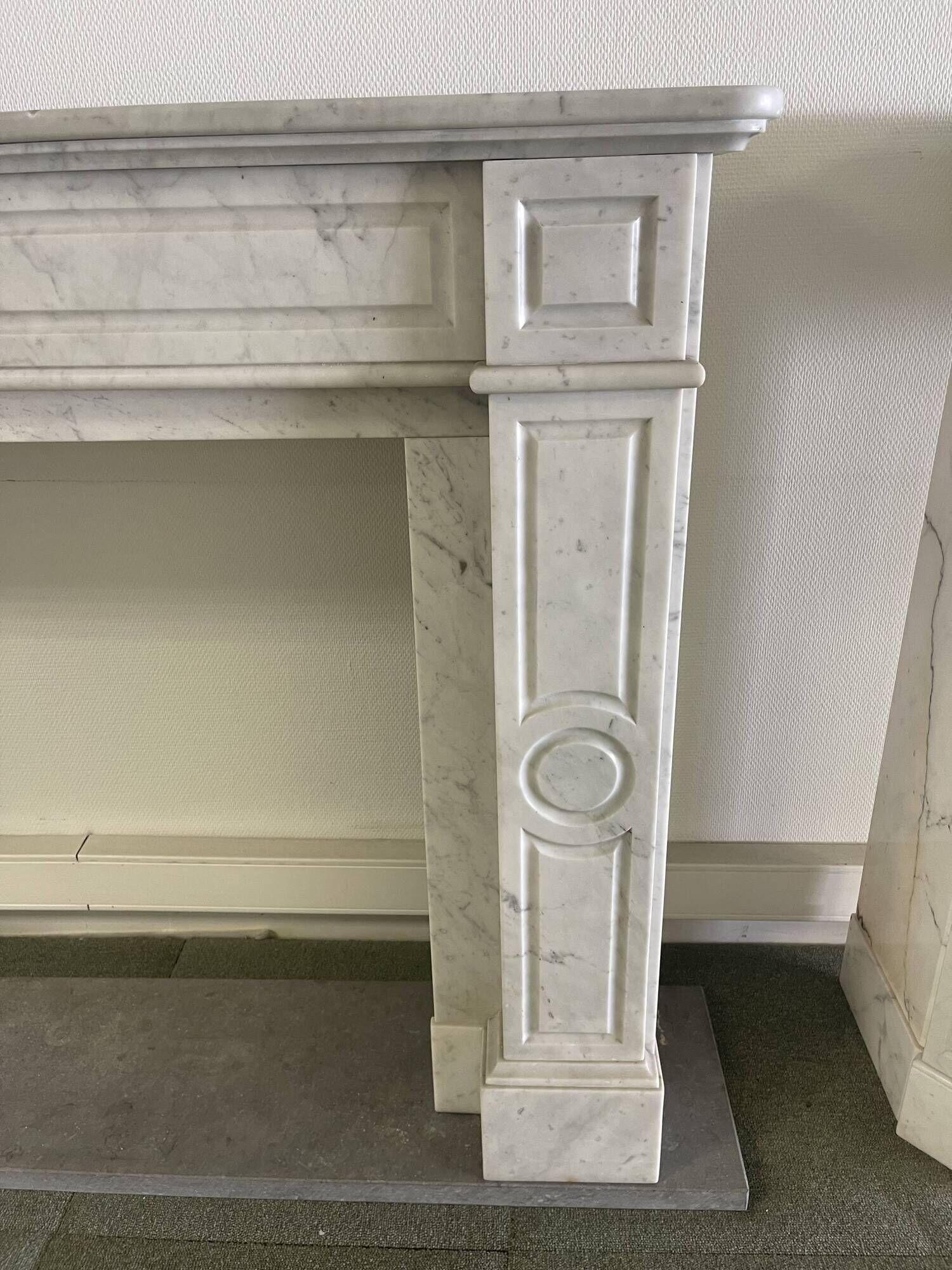 Cheminée de style Louis XVI en marbre blanc carrare xx siècle