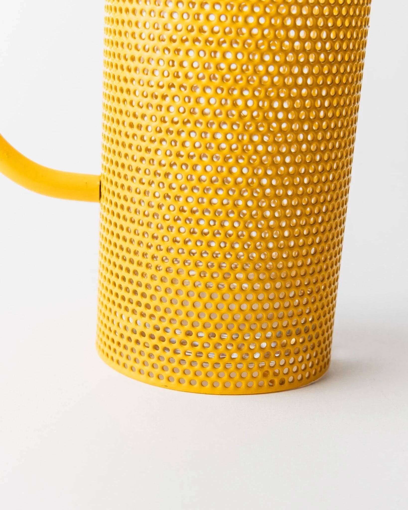 Carafe en verre transparent avec manchon en métal jaune et pilon - Style Memphis, Italie des années 1980