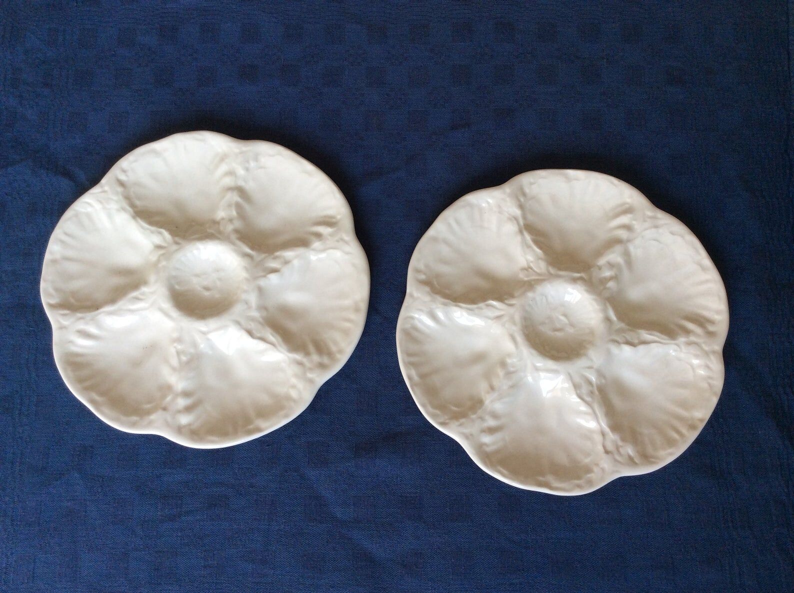 Set of 2 French vintage plates in gien white dabbling