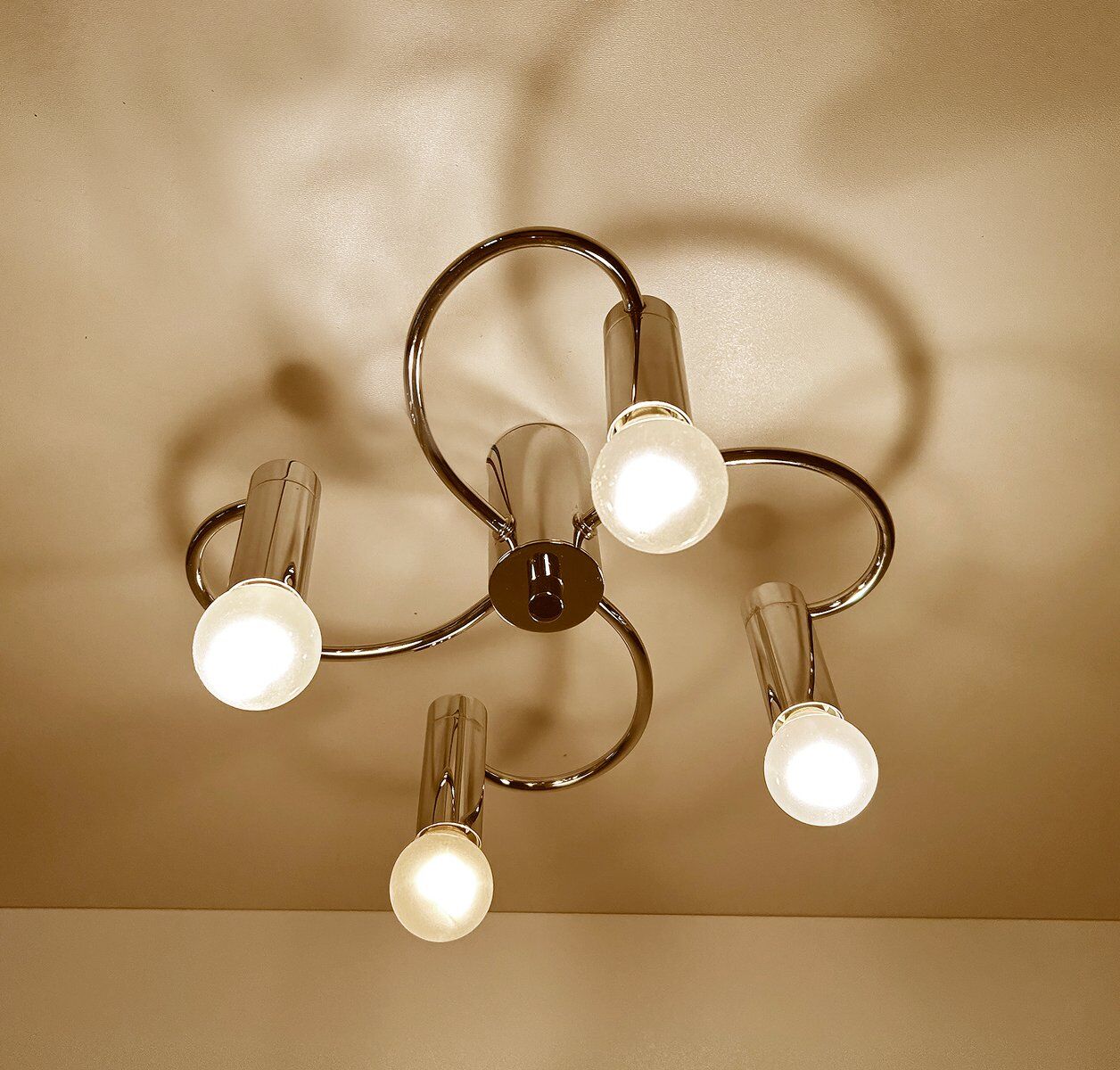 Lustre vintage de l'ère spatiale en chrome
