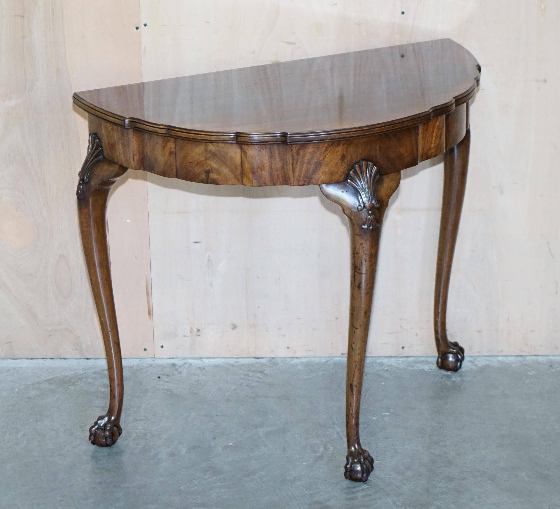Console half-moon style Thomas Chippendale in flame mahogany.