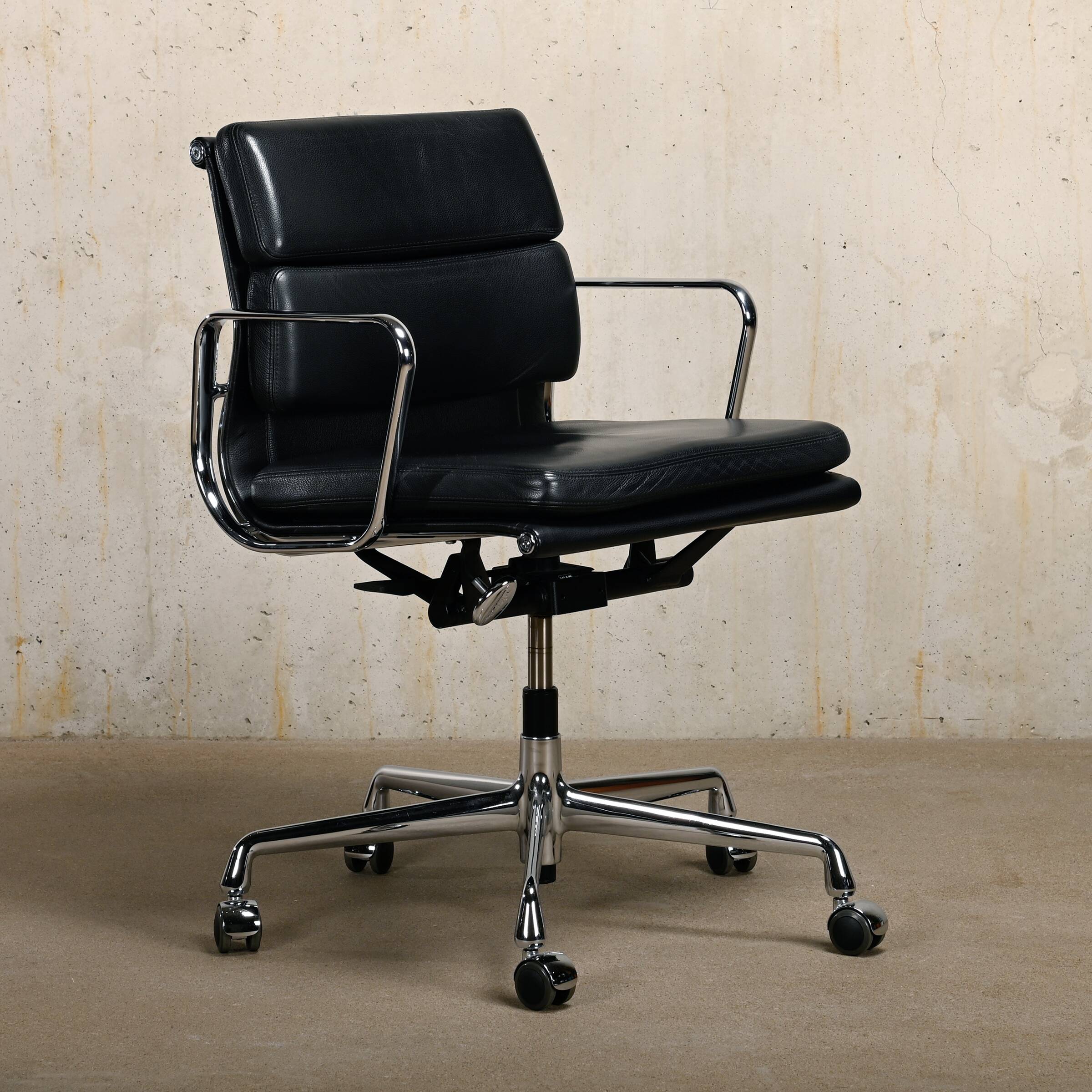 Charles & Ray Eames EA217 Office Chair in Chrome and Black leather, Vitra