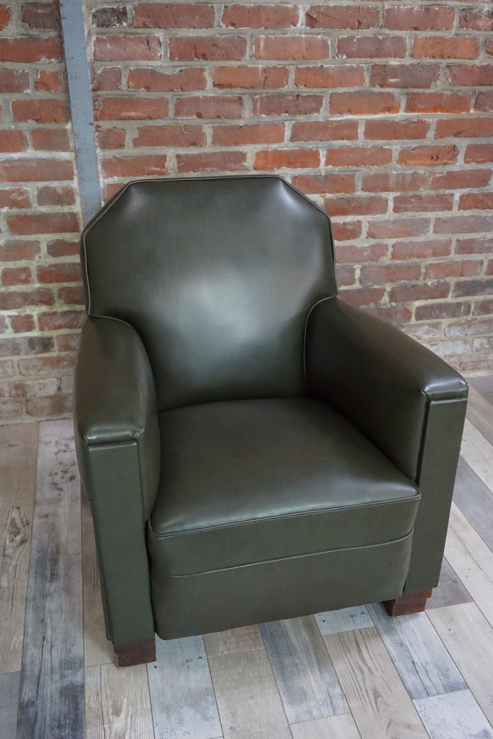 Fauteuil club art déco en skaï et bois