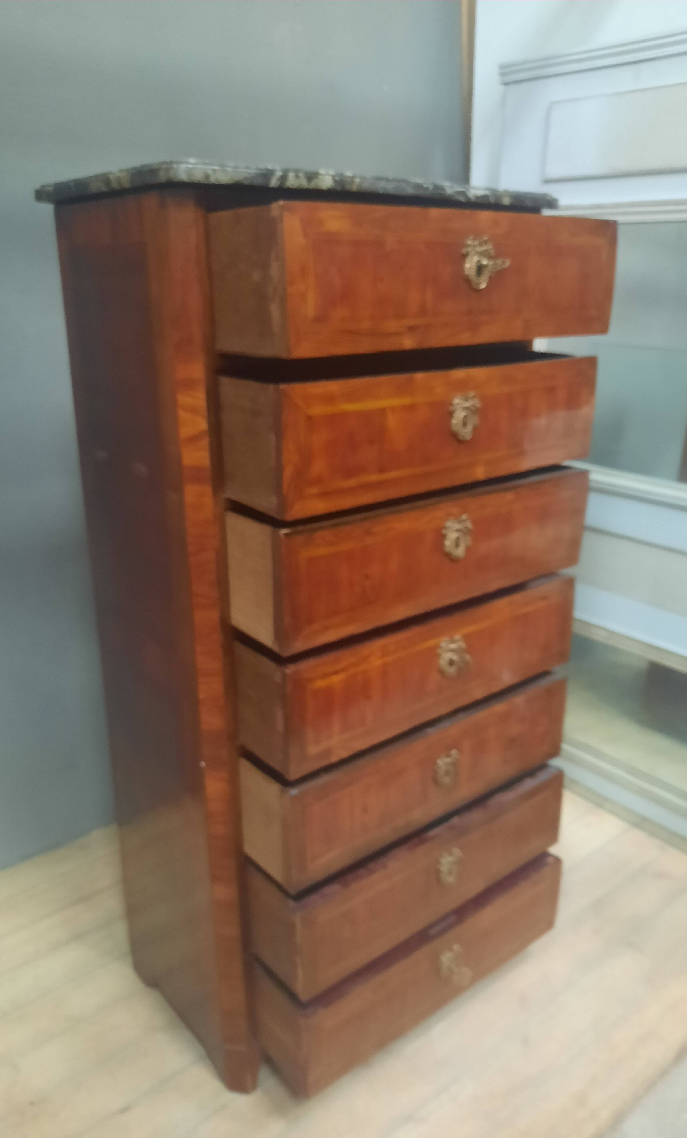 Eighteenth-century wooden veneer chest of drawers
