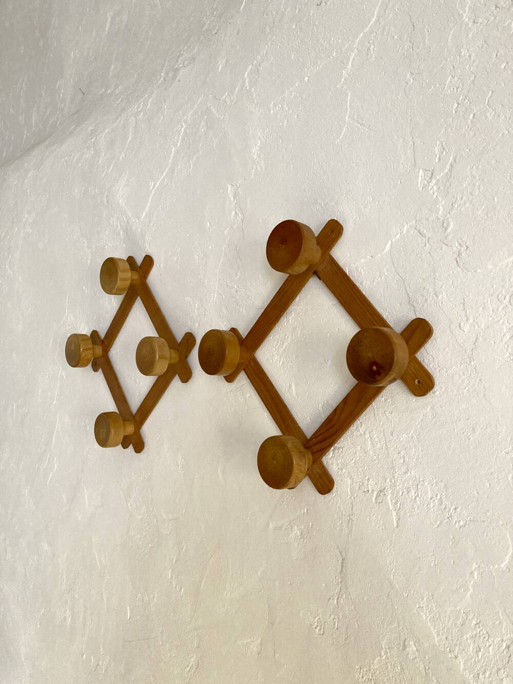 Paire de porte-manteaux accordéon en bois