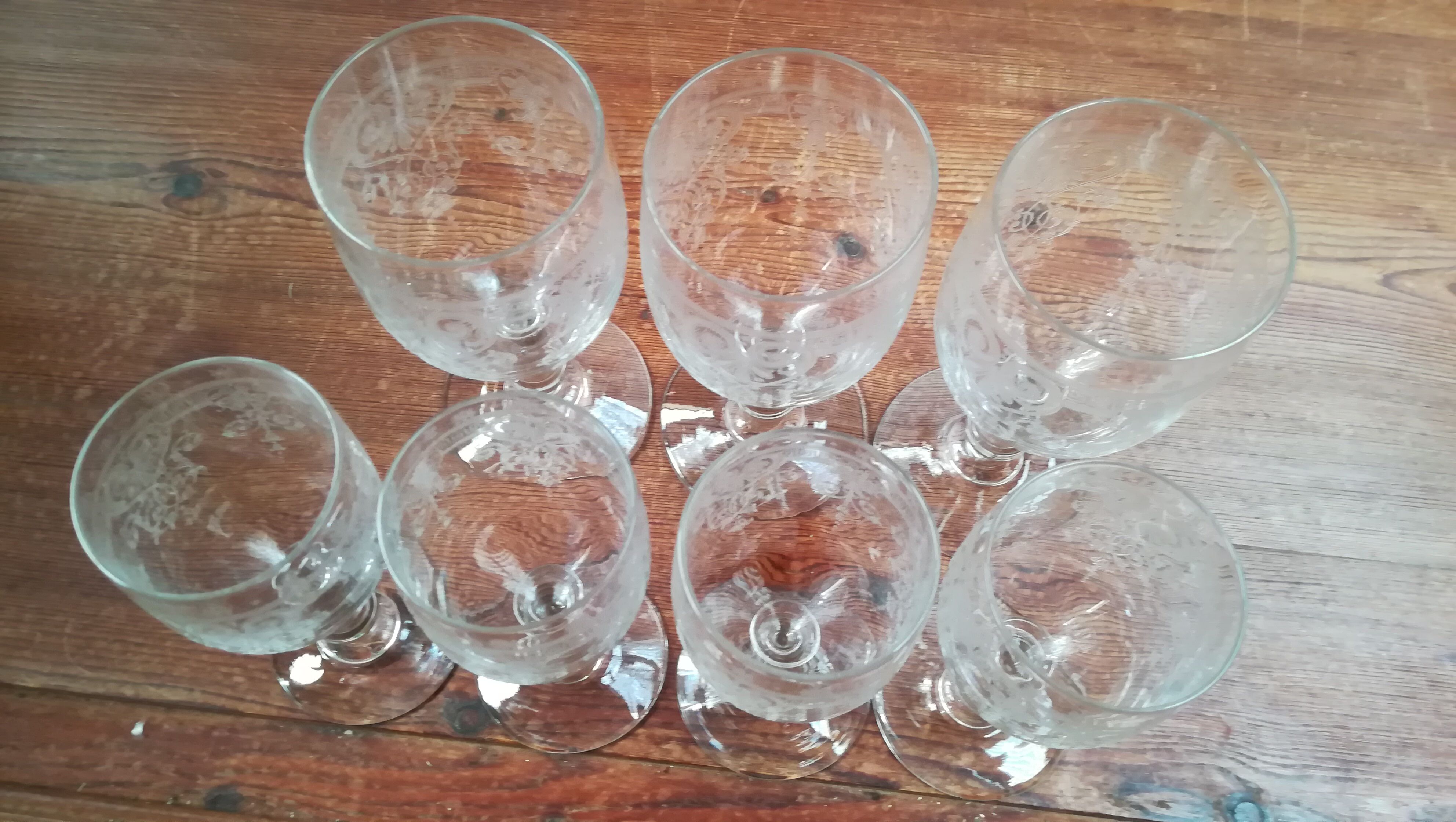 Set of 7 glasses cut with hearts and scrolls