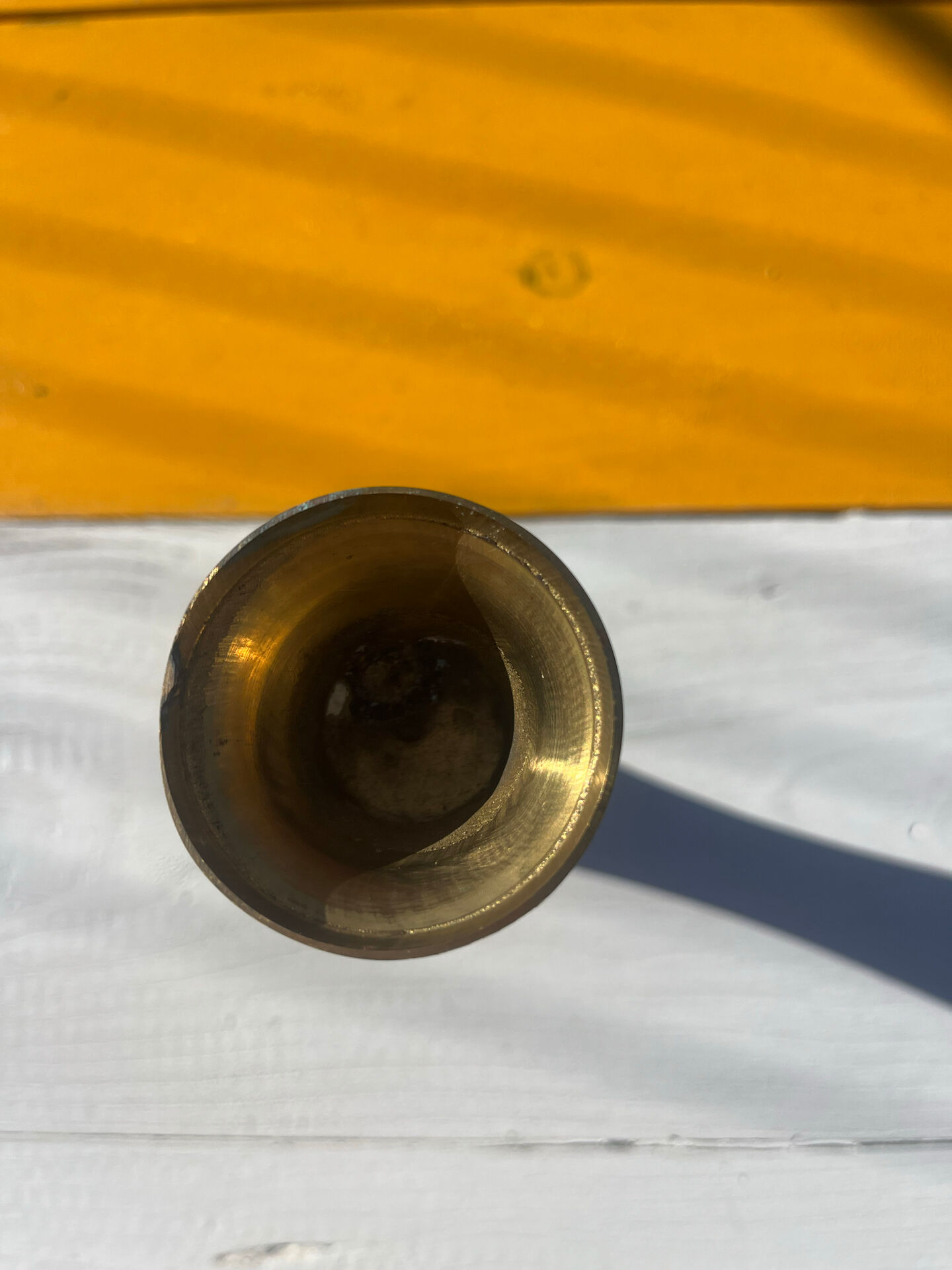 Vase soliflore vintage en laiton gravé