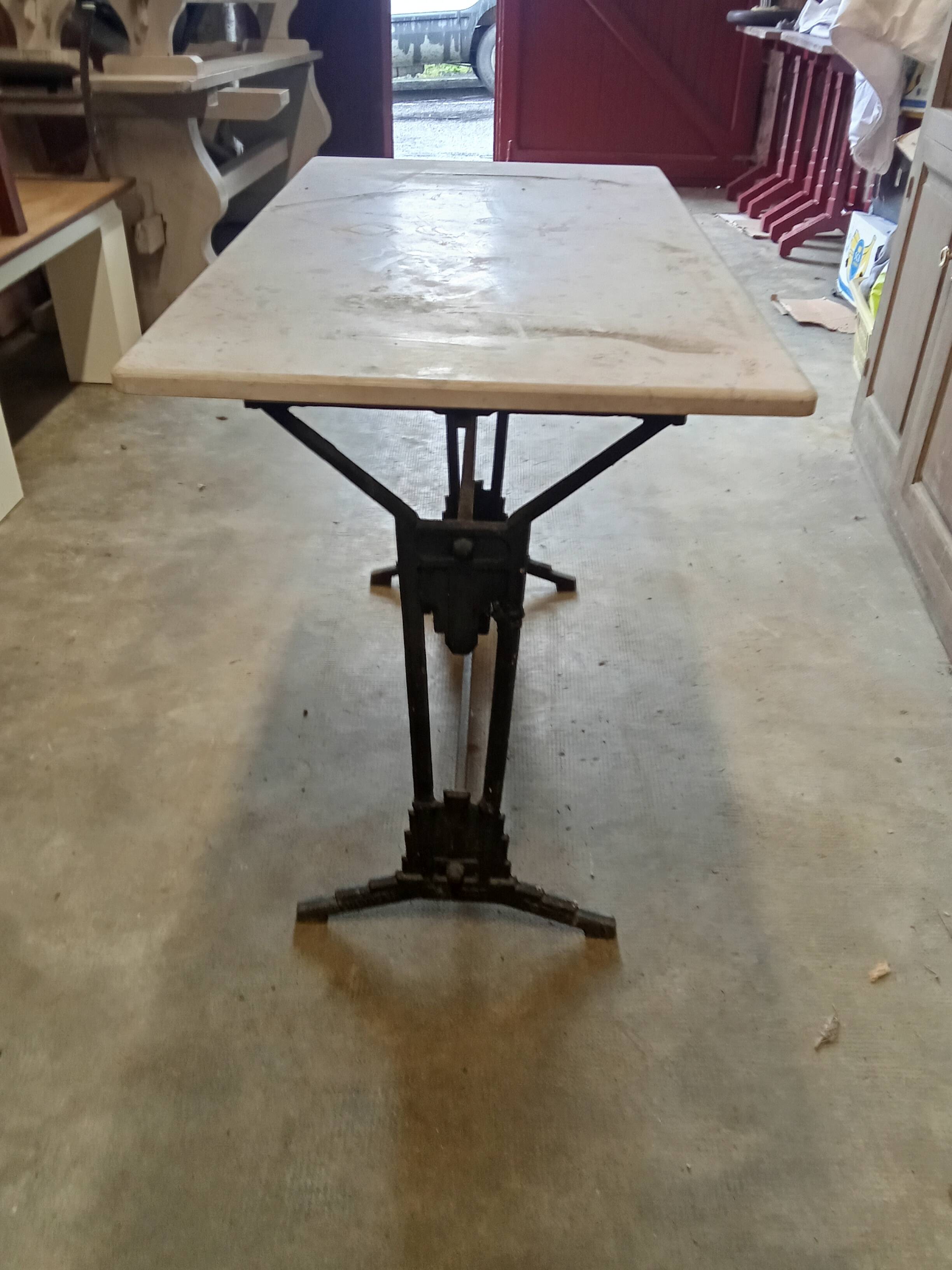 Antique bistro table in cast iron and marble.