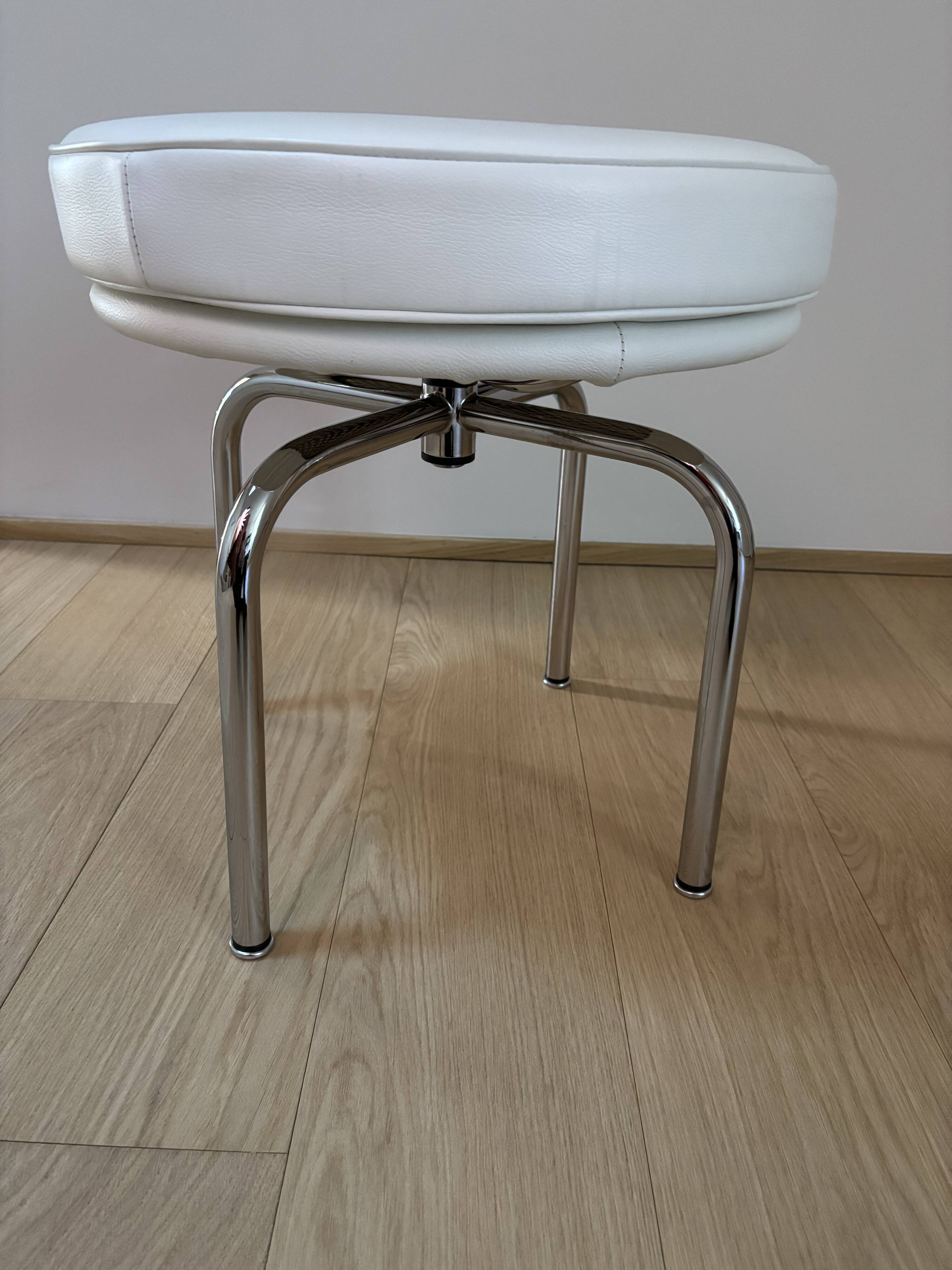 LC8 swivel stool Cassina