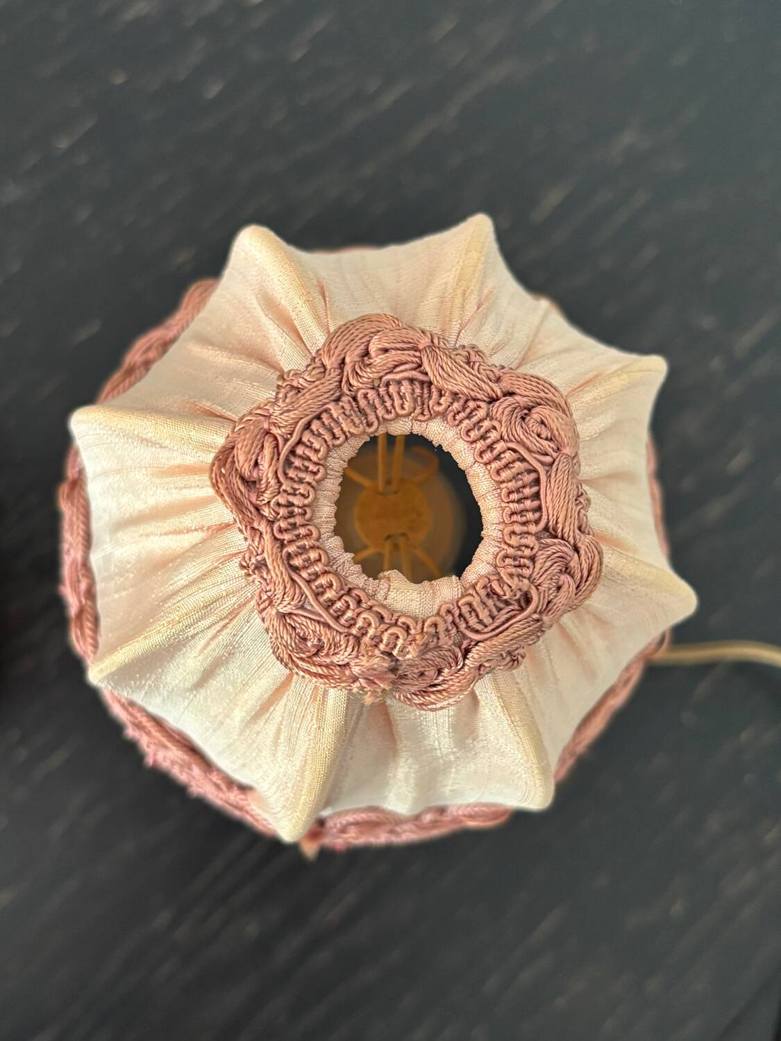 Paire de lampes de chevet  style Louis XVI – Soie rose & laiton- 1950