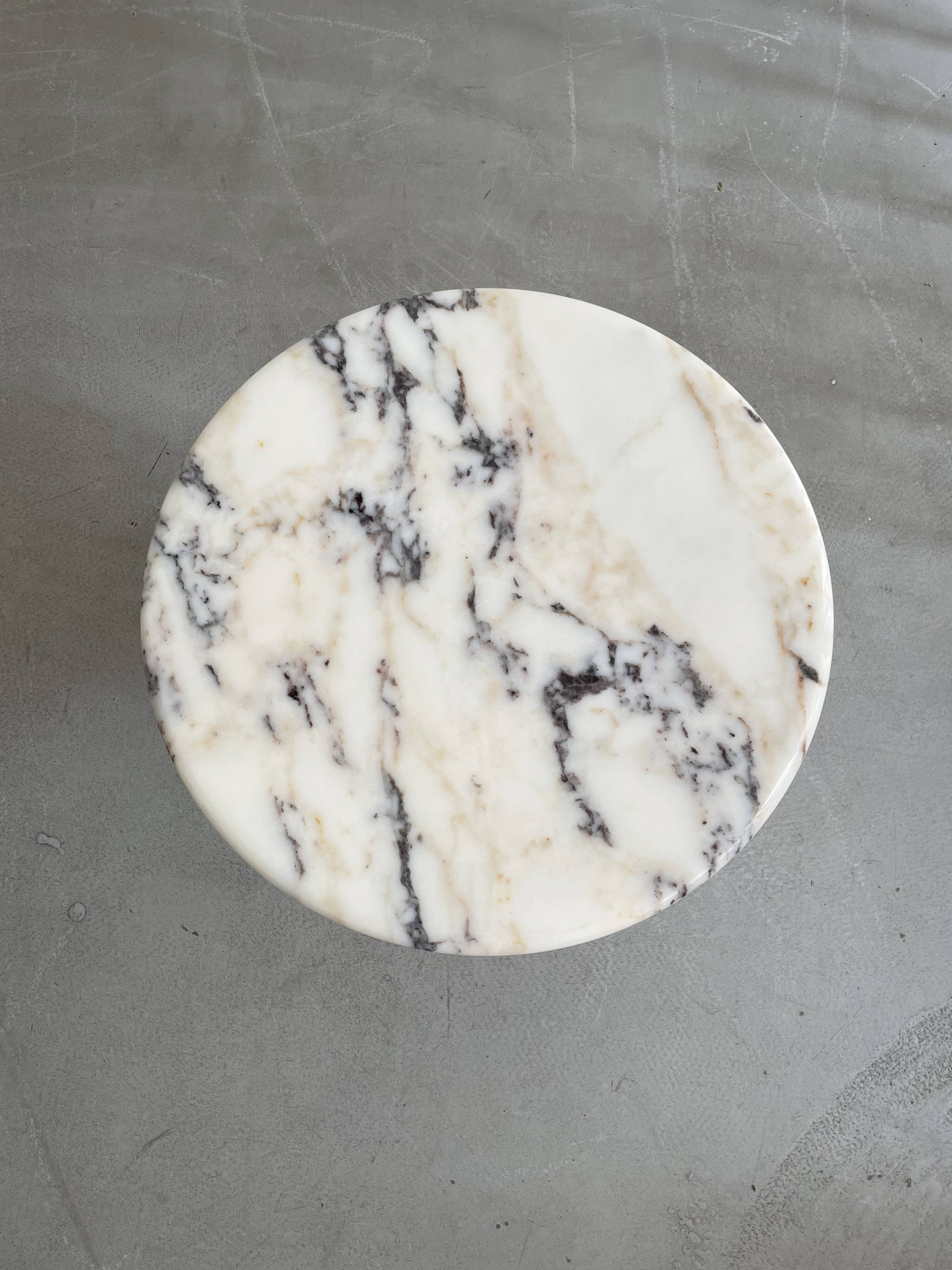 Table d'appoint en marbre calacatta viola