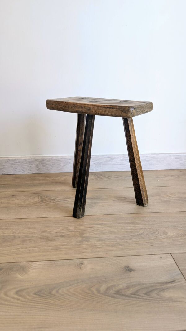 Tabouret tripode ancien en bois massif patiné