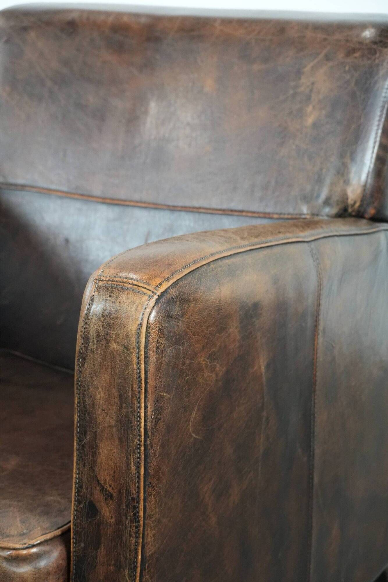 Sleekly shaped timeless design armchair made of sheepskin leather