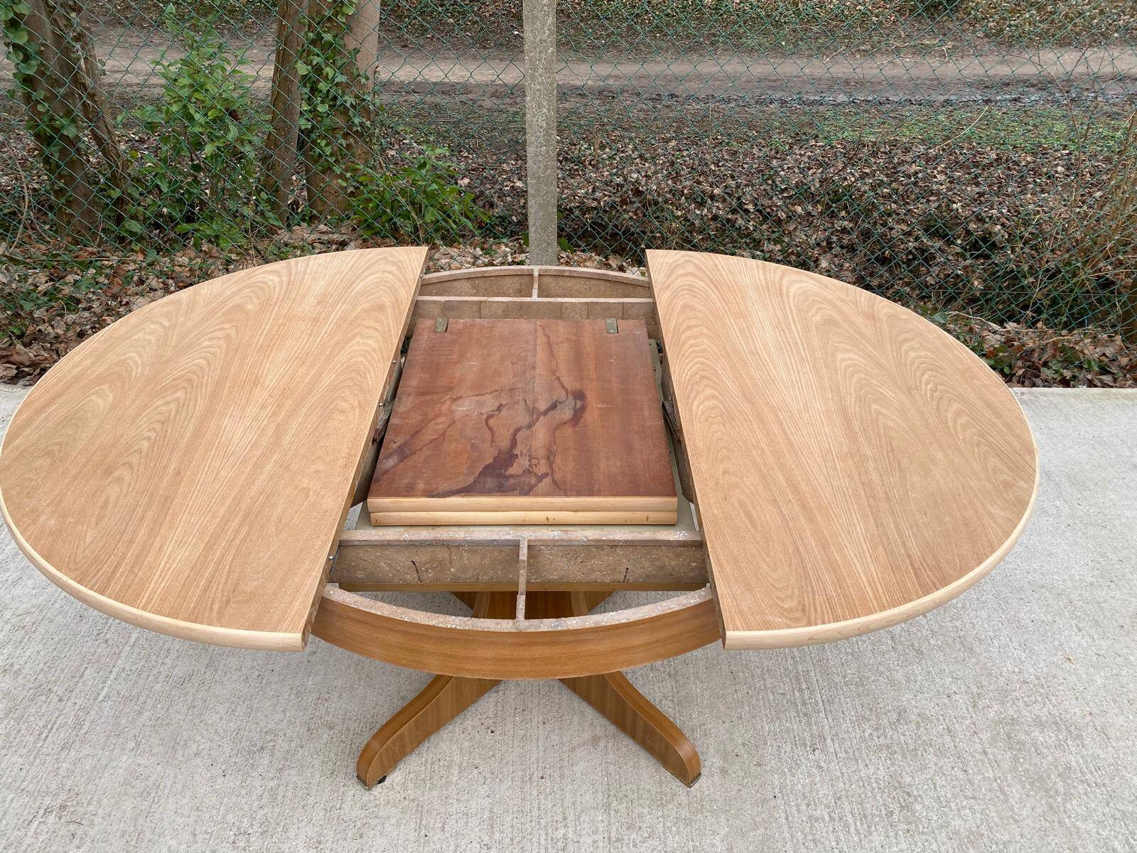 Round extendable Scandinavian dining table in Baumann style oak with central leg