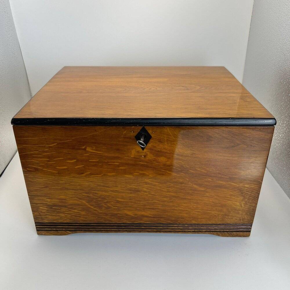 Jugendstil / Art Nouveau Box in Partly Ebonized Solid Oak, Austria, 1900