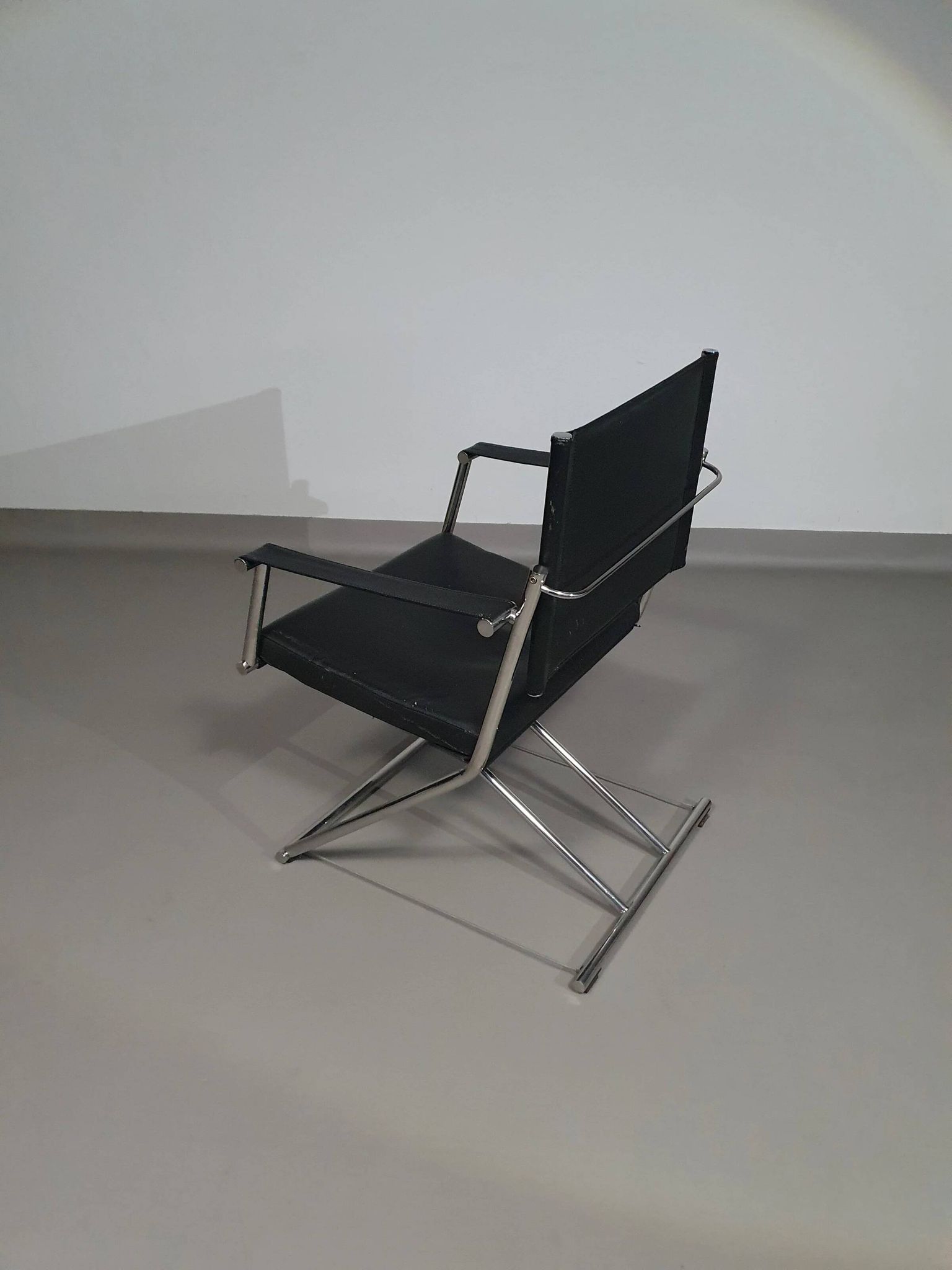 2 chaises pliantes en cuir chromé