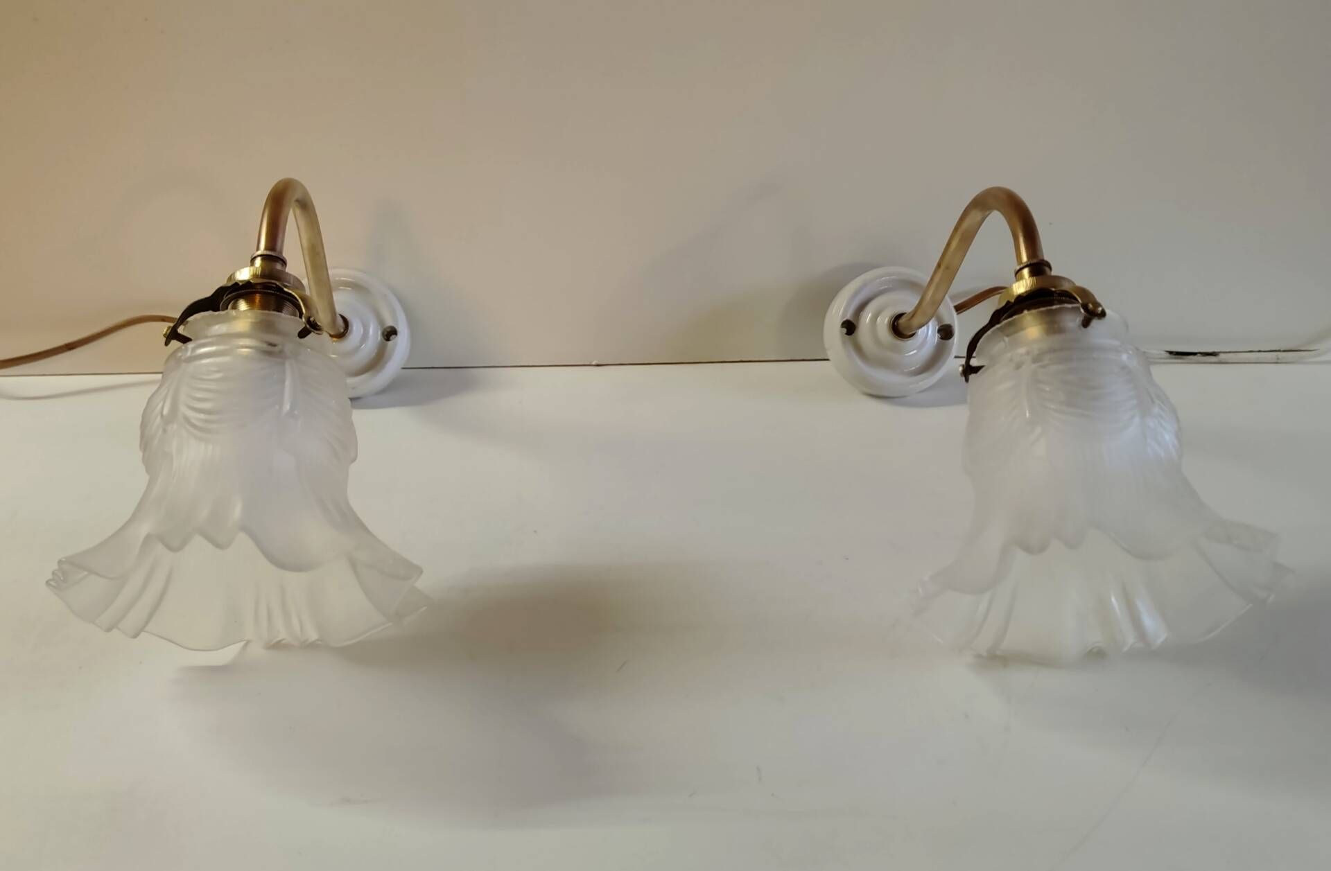 Swan neck wall lights in porcelain, brass and glass - mid 20th century.