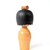 Poupée Kokeshi vintage japonaise avec kimono rouge et nœud