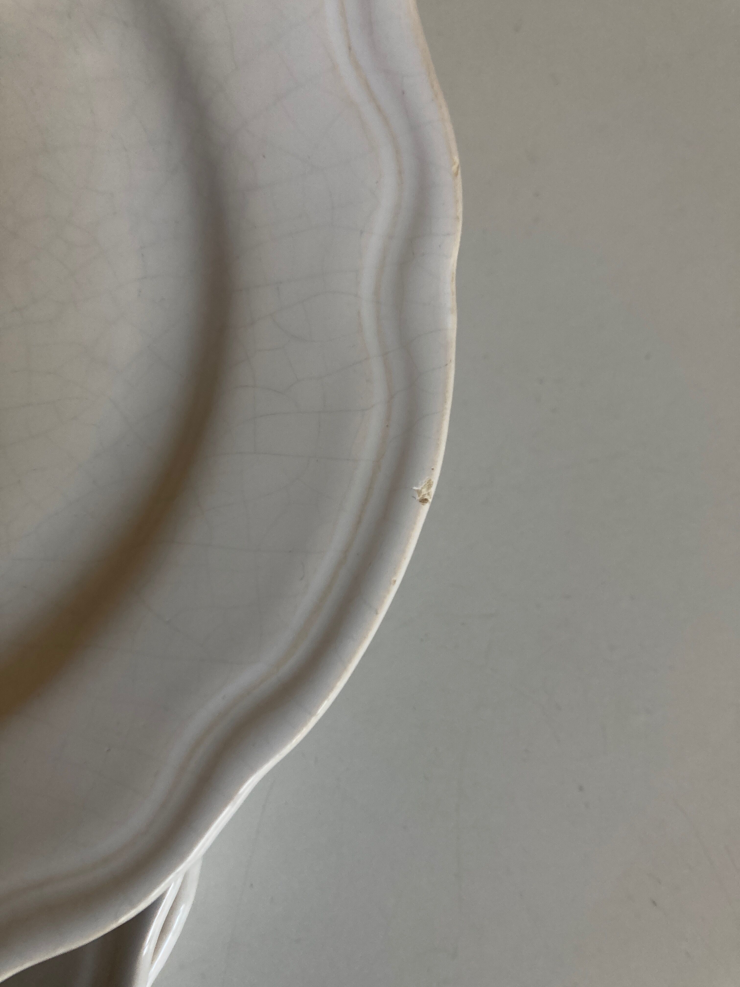 Set of 7 Mougins plates in white enamelled clay with gadroons