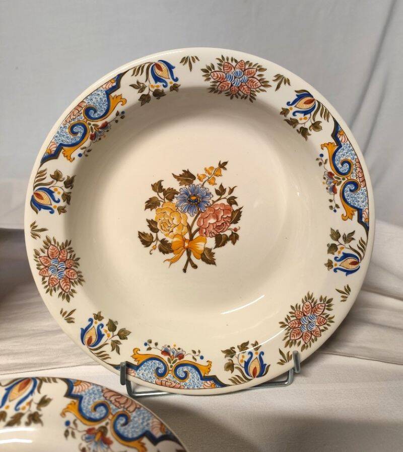 Gien. Bordeaux bouquet. 43-piece service