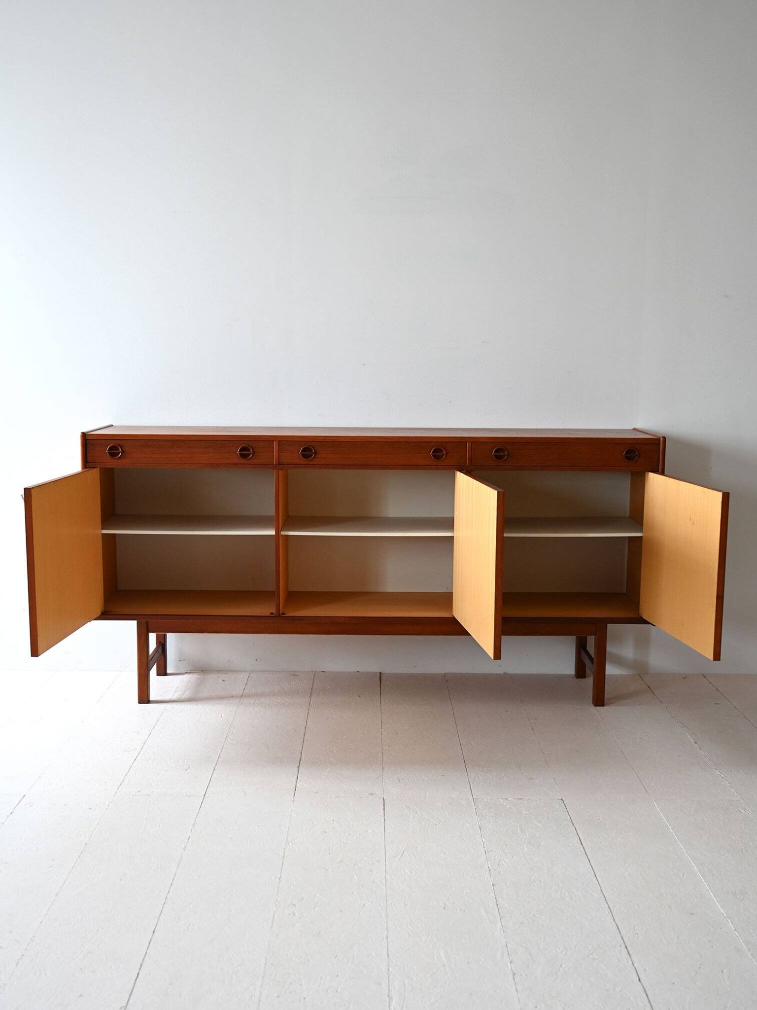 Buffet scandinave avec portes battantes