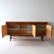 Buffet scandinave avec portes battantes