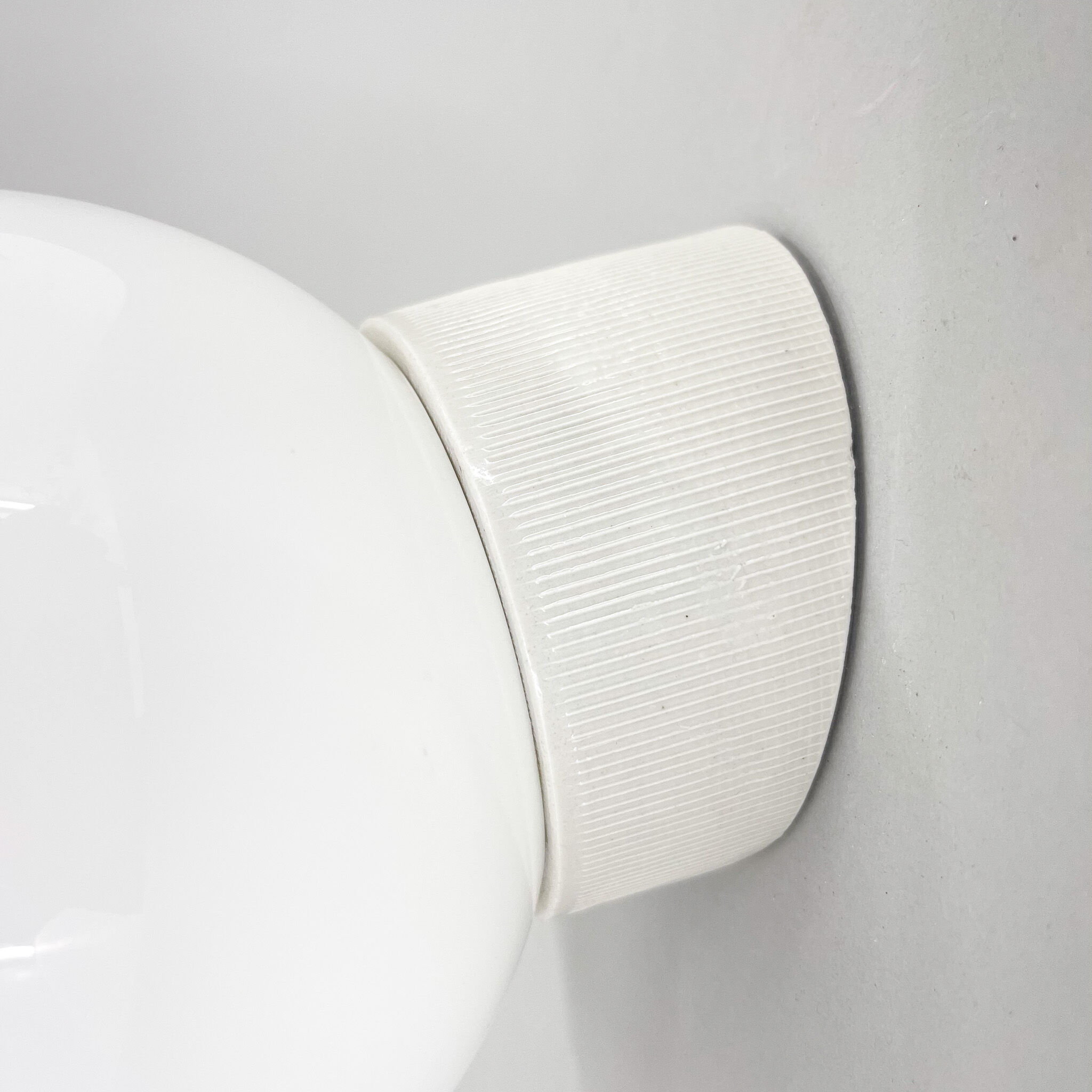 Applique murale en céramique et en verre de lait du milieu du siècle