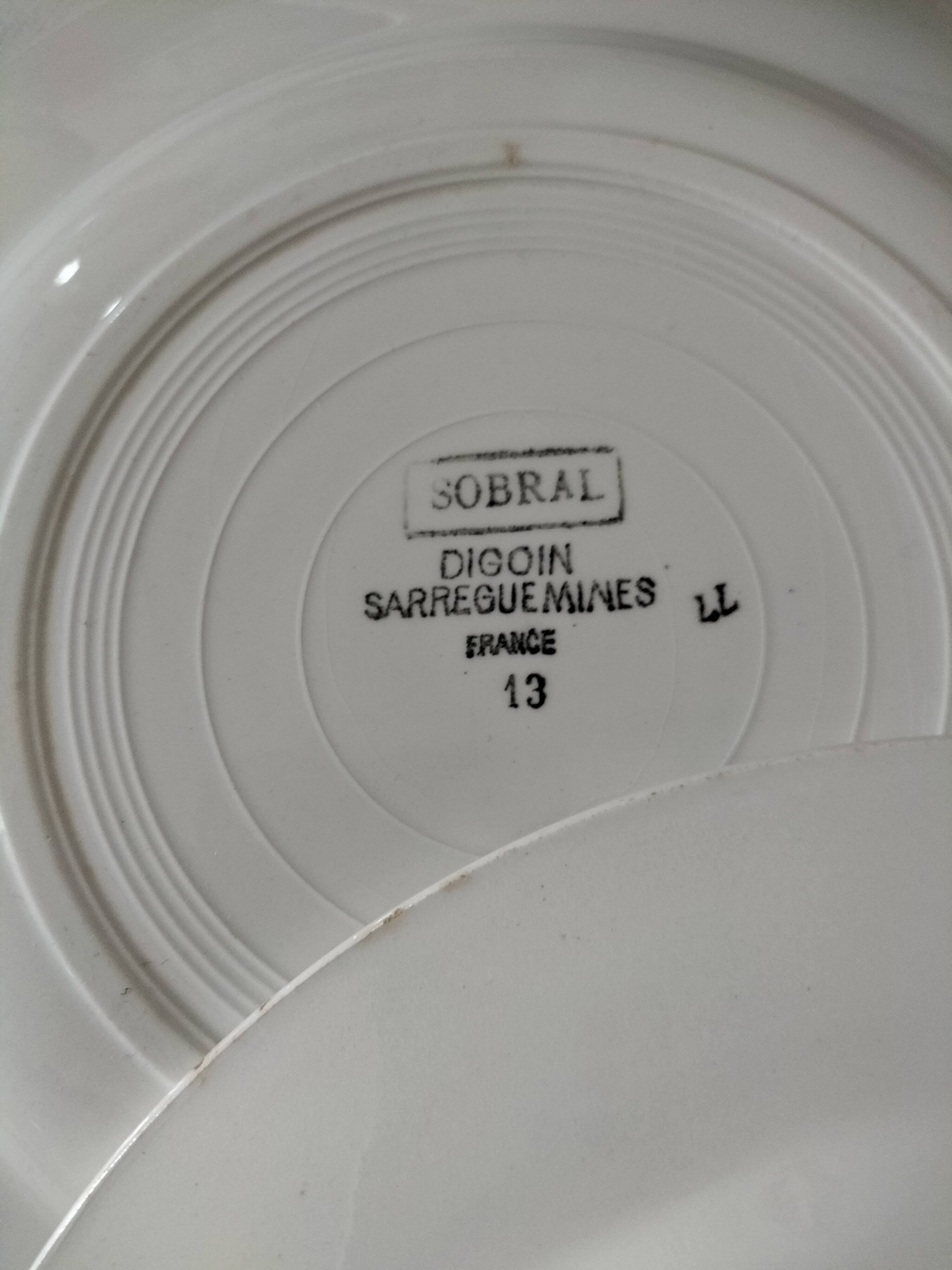 6 Digoin Sarreguemines Sobral plates in raspberry and grey-blue.