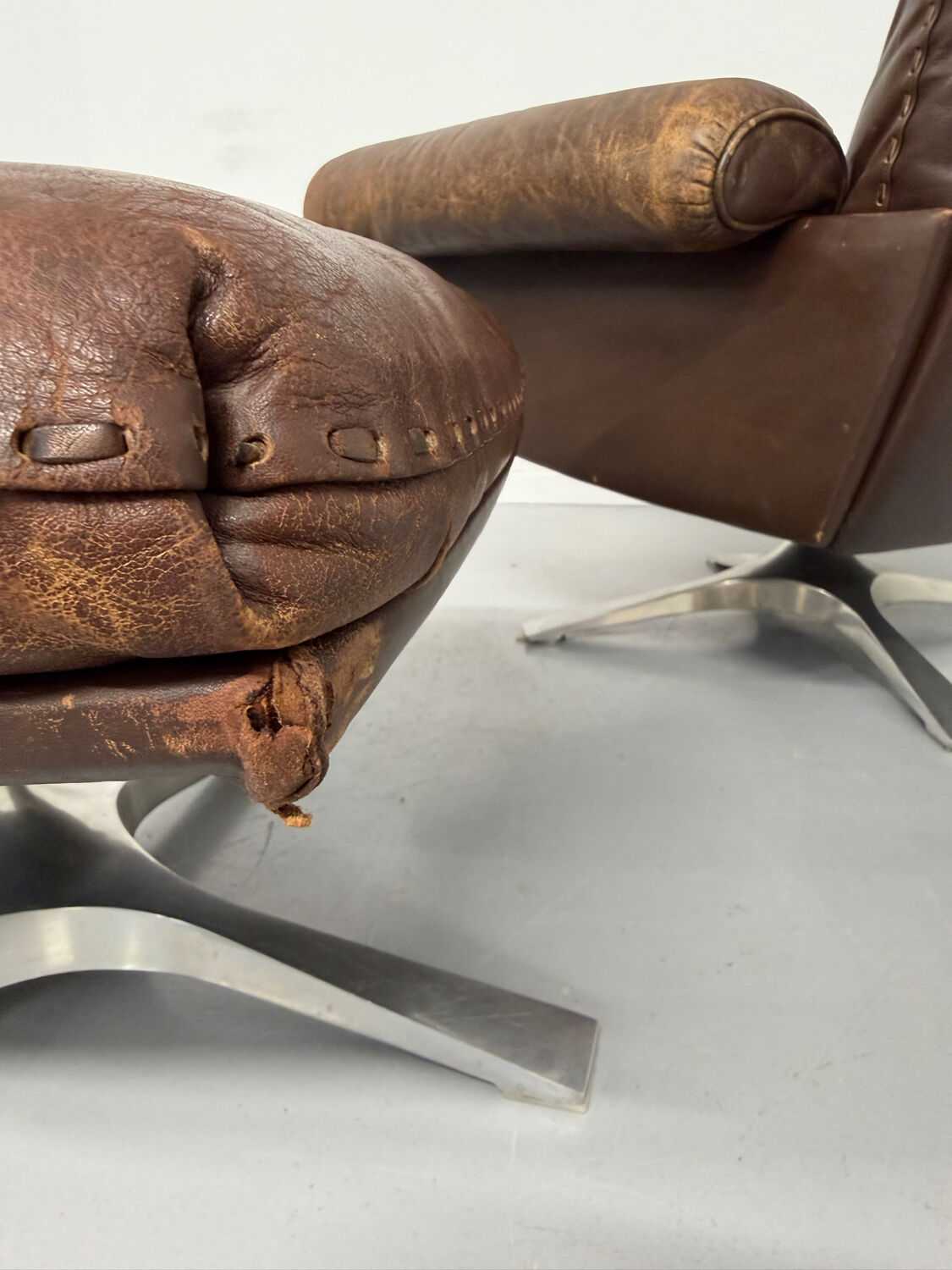 Vintage 70s brown leather ottoman chair design DE SEDE DS-31