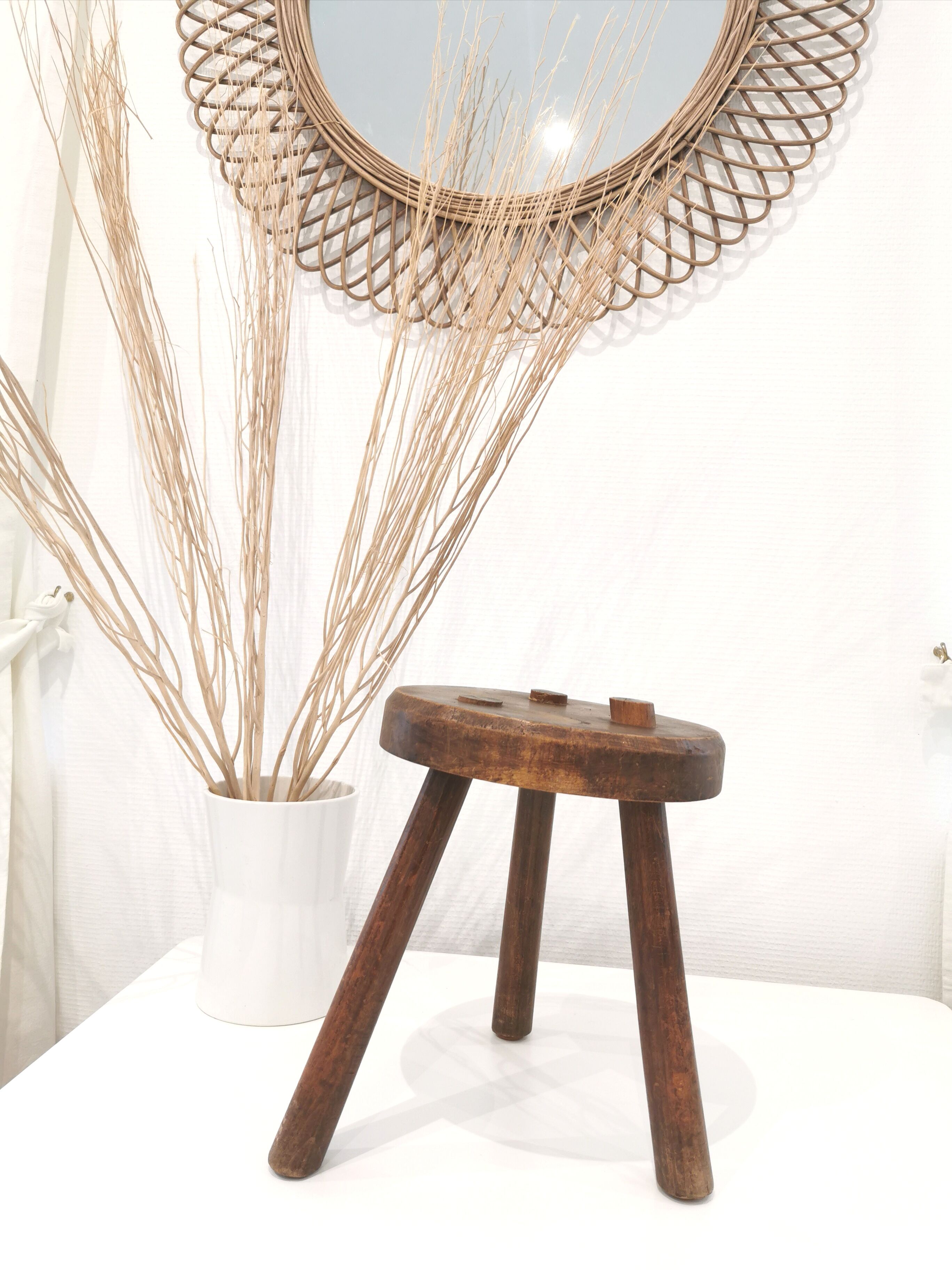 Atypical tripod stool