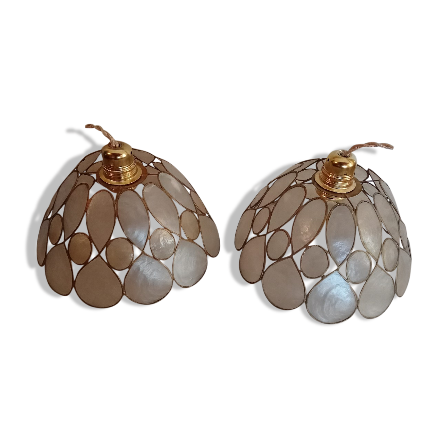 Pair of mother-of-pearl suspensions