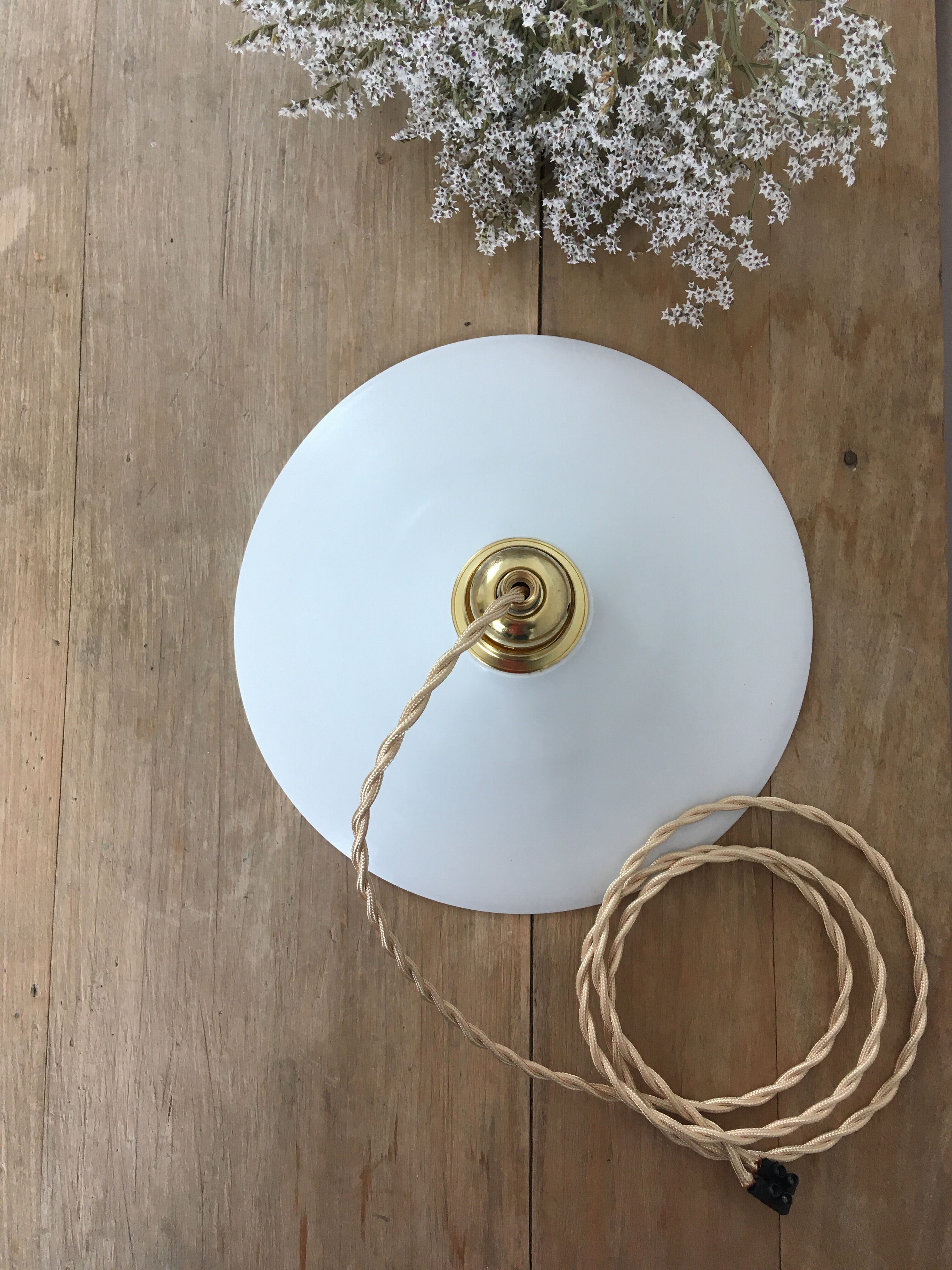 Pair of opaline suspensions