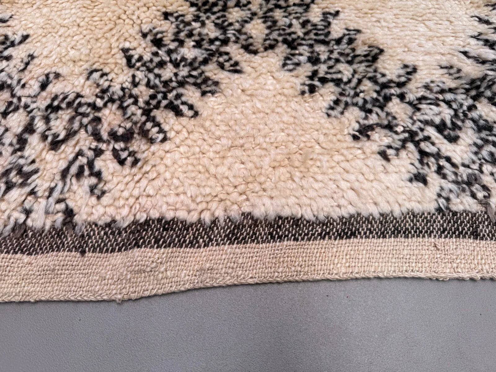 Moroccan Berber rug 295x175 cm Azilal, Atlas, tribal, clearance